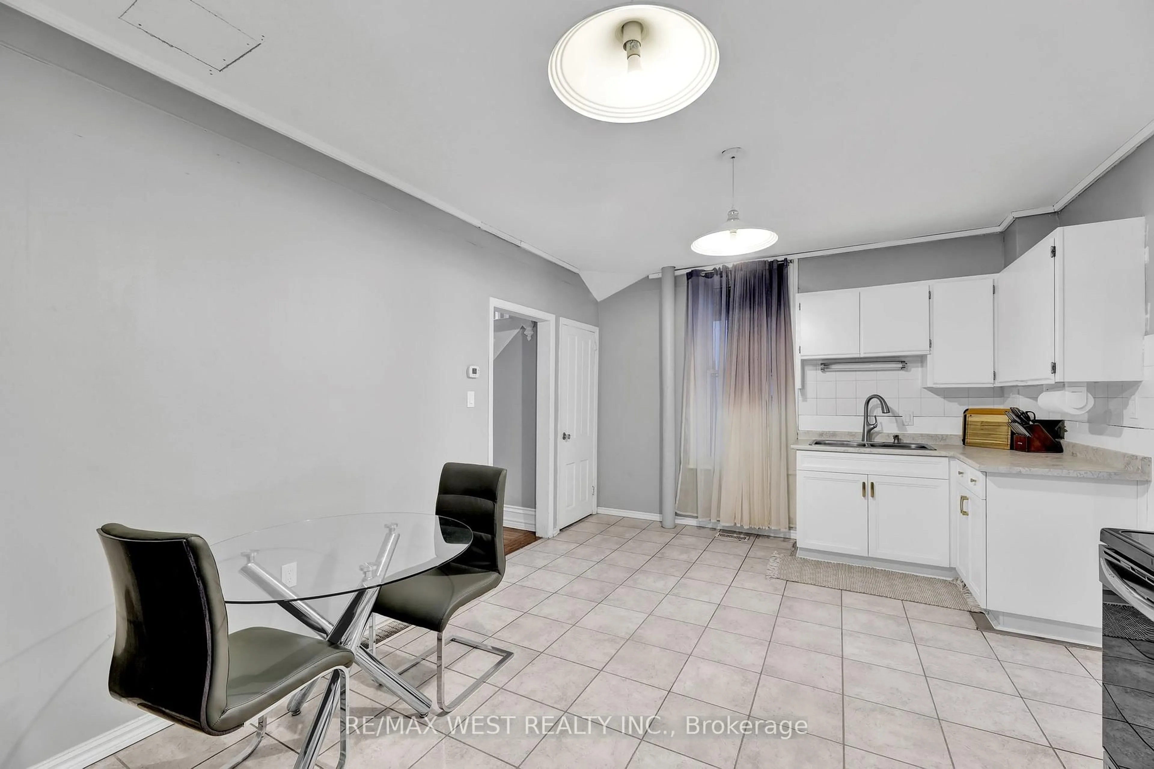 A pic of a room for 318 Simcoe St, Woodstock Ontario N4S 1J3