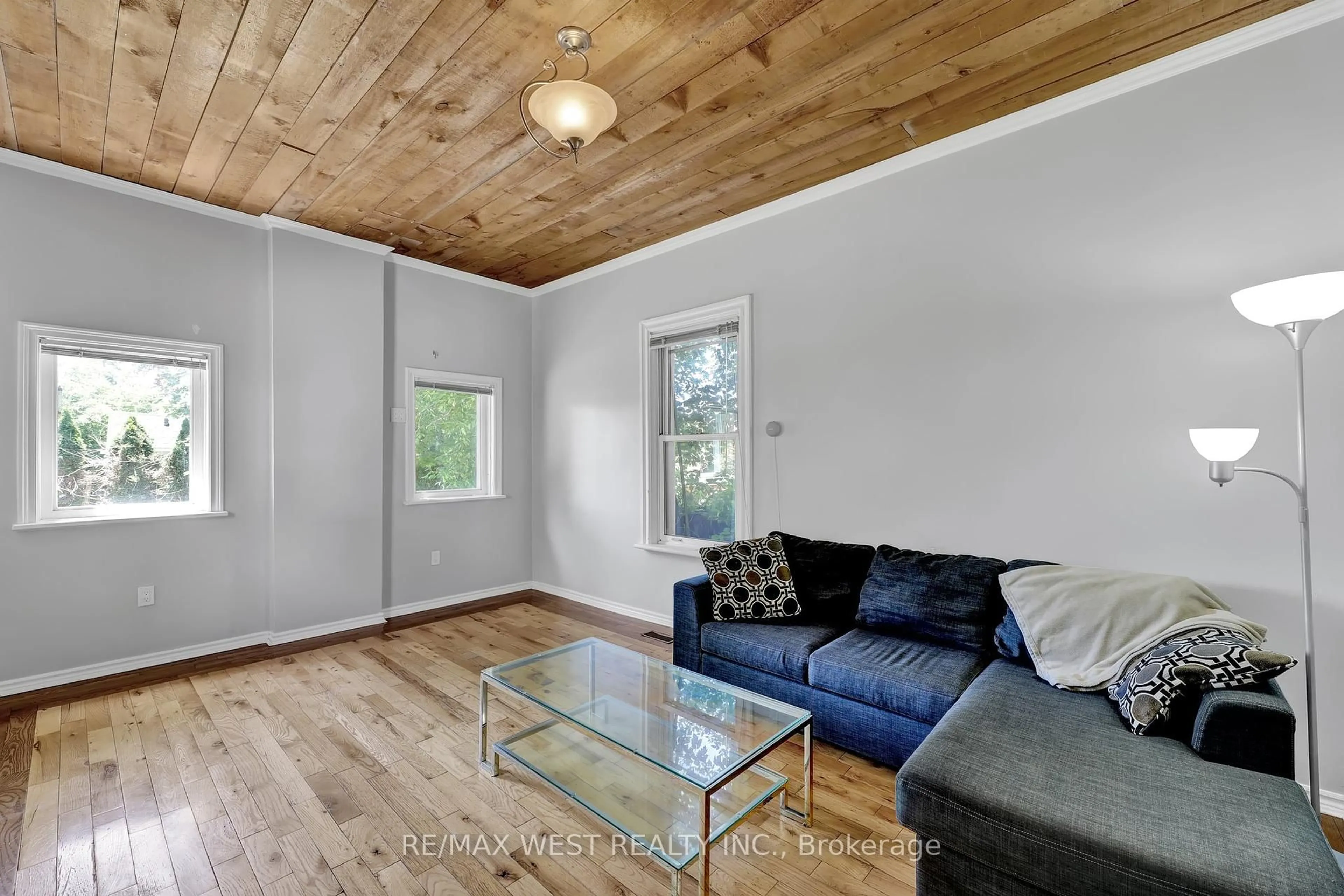 Living room with furniture, wood/laminate floor for 318 Simcoe St, Woodstock Ontario N4S 1J3