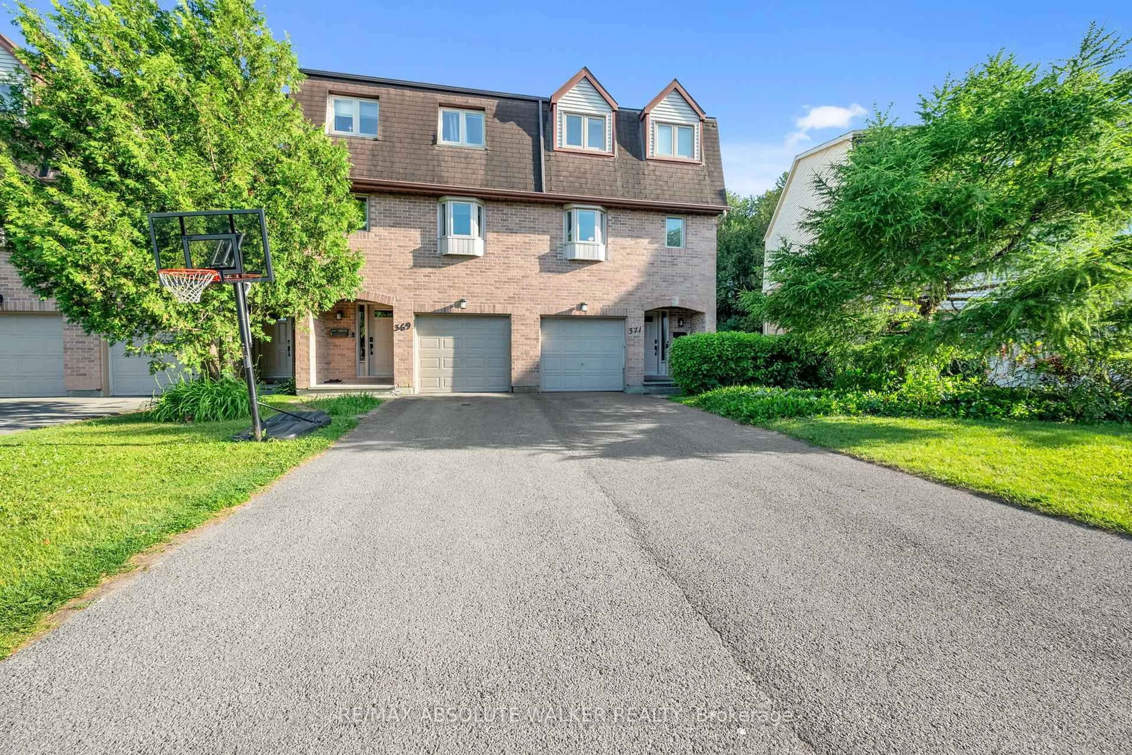 A pic from outside/outdoor area/front of a property/back of a property/a pic from drone, street for 371 Pickford Dr #4, Kanata Ontario K2L 3P3