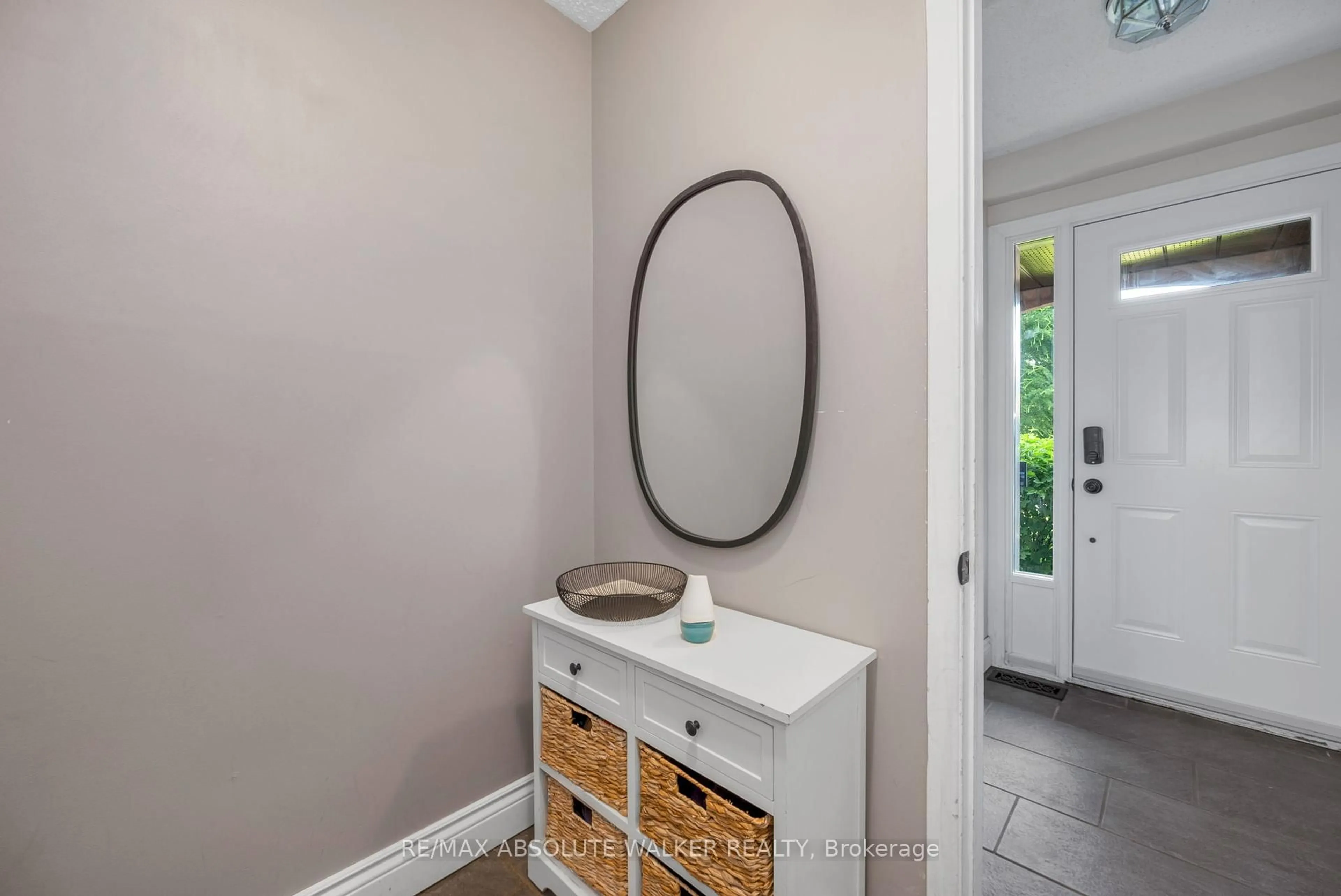 Indoor entryway for 371 Pickford Dr #4, Kanata Ontario K2L 3P3