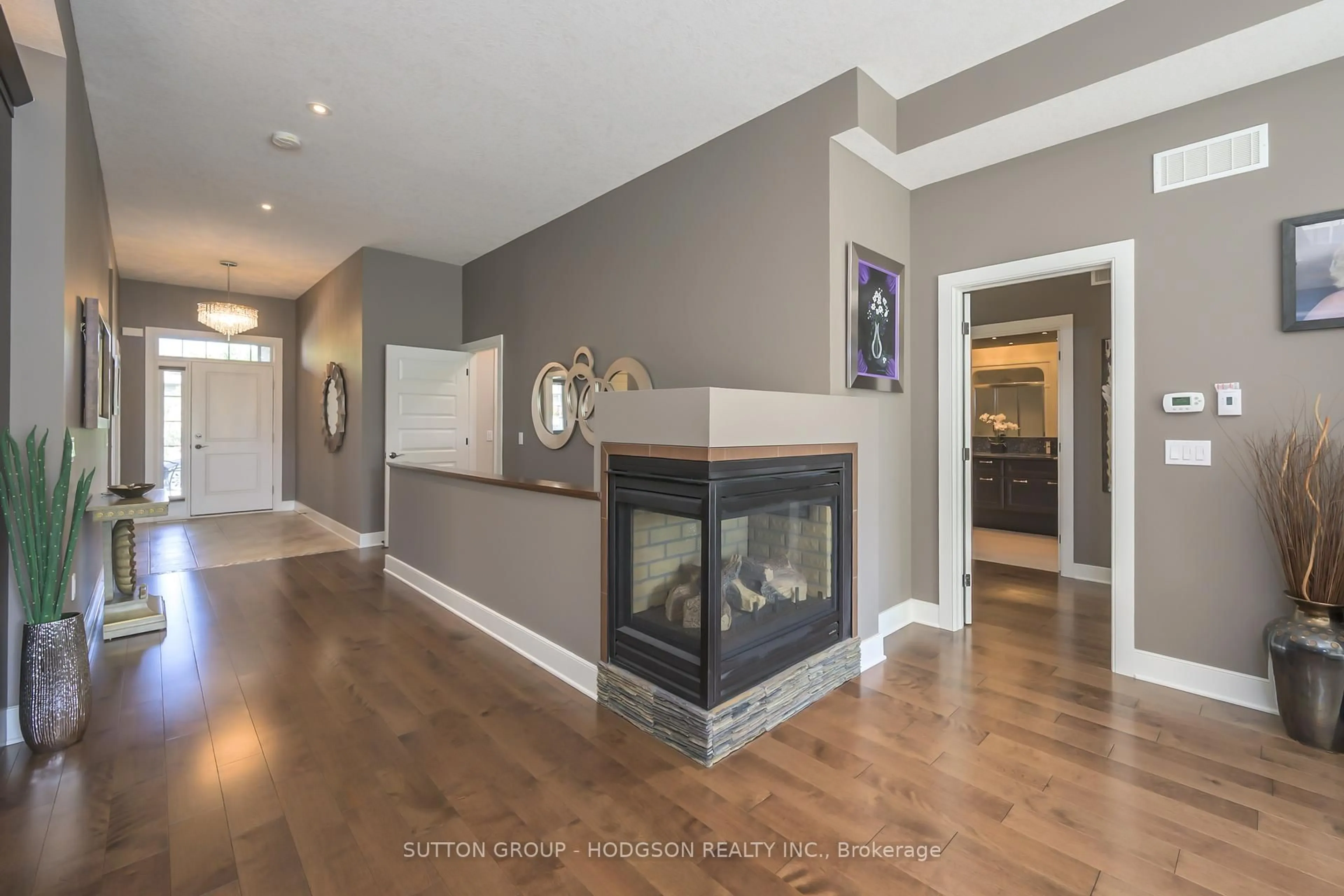 Indoor entryway for 2757 Sandra Post Lane, London South Ontario N6K 5R4
