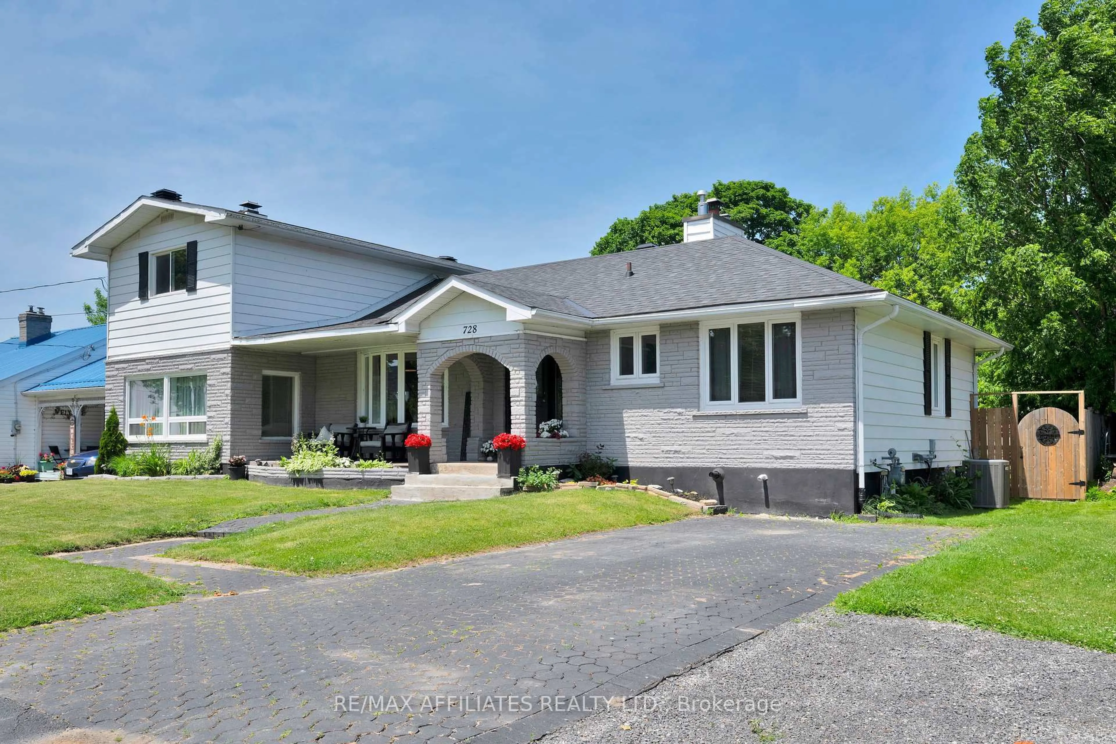 A pic from outside/outdoor area/front of a property/back of a property/a pic from drone, street for 728 James St, Prescott Ontario K0E 1T0