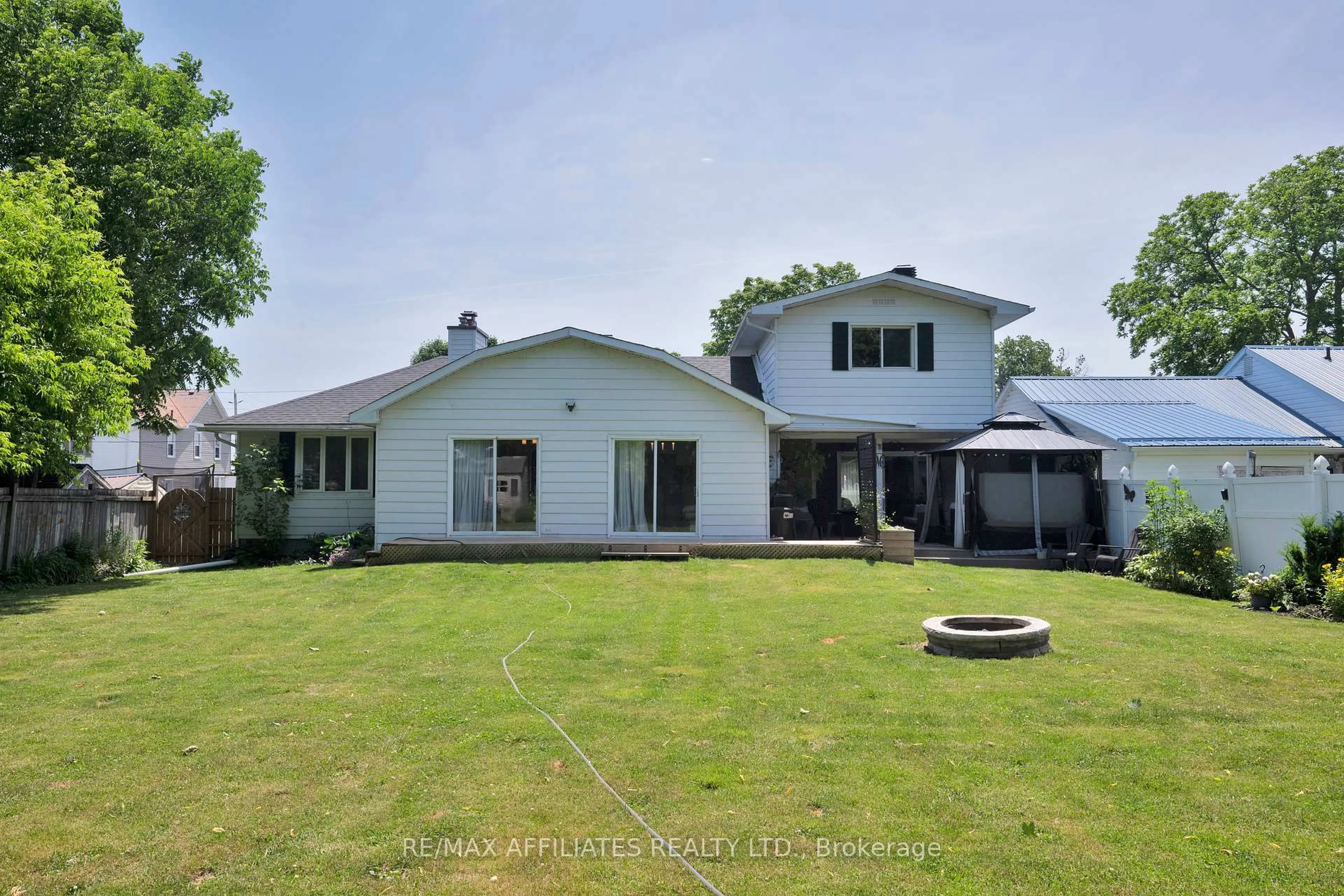 A pic from outside/outdoor area/front of a property/back of a property/a pic from drone, unknown for 728 James St, Prescott Ontario K0E 1T0