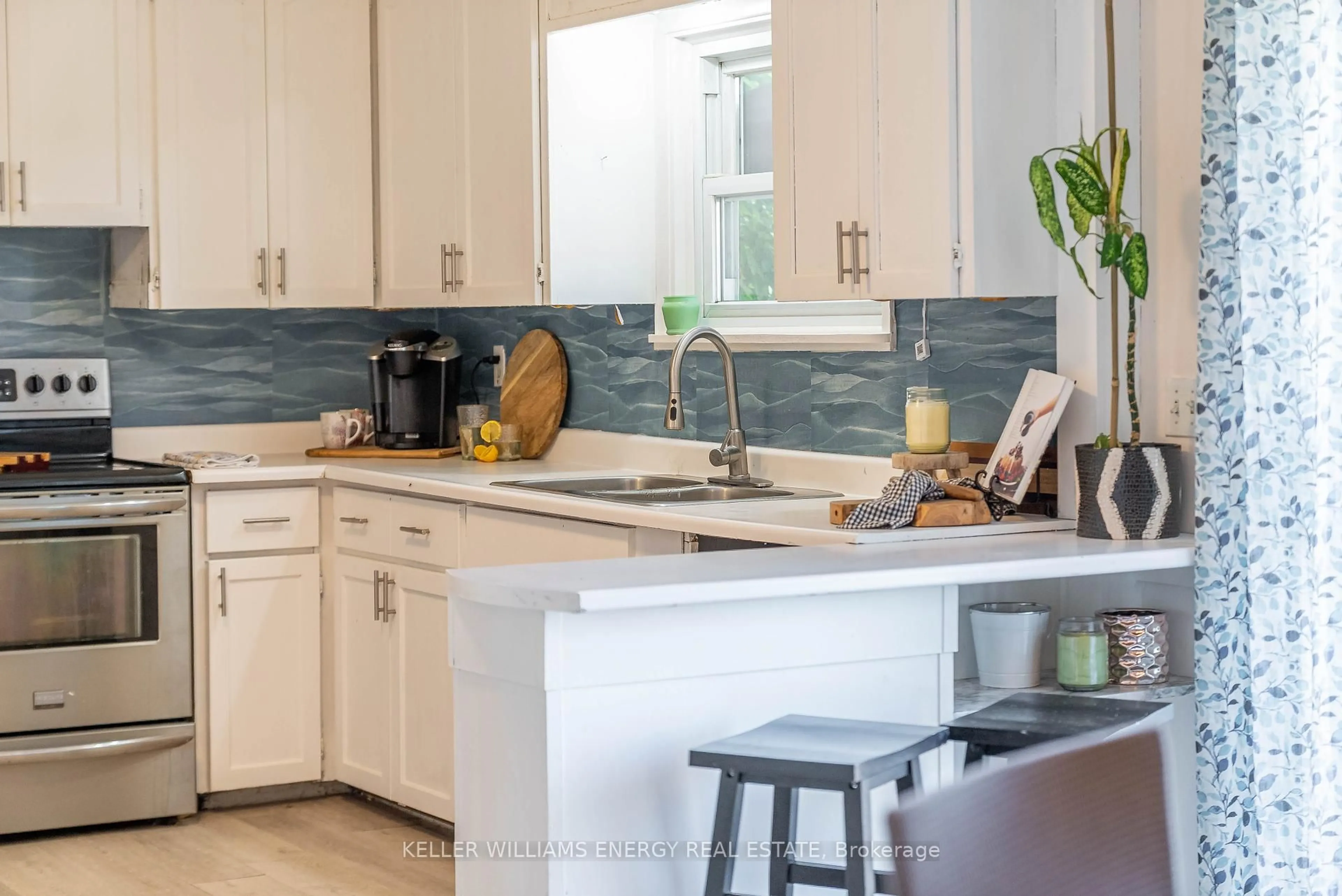 Open concept kitchen, ceramic/tile floor for 102 Crown St, Quinte West Ontario K8V 1P4