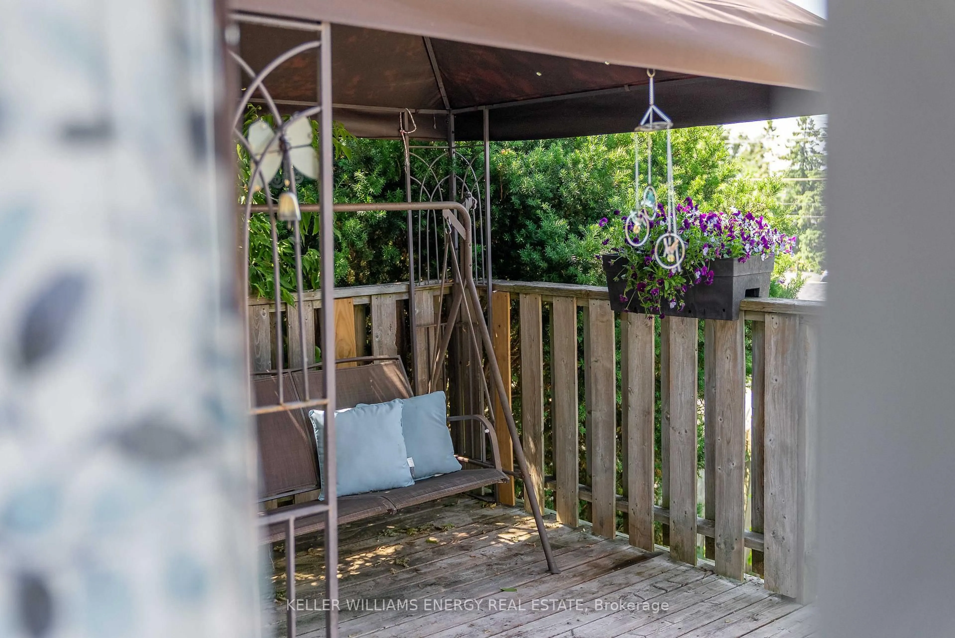 Patio, street for 102 Crown St, Quinte West Ontario K8V 1P4