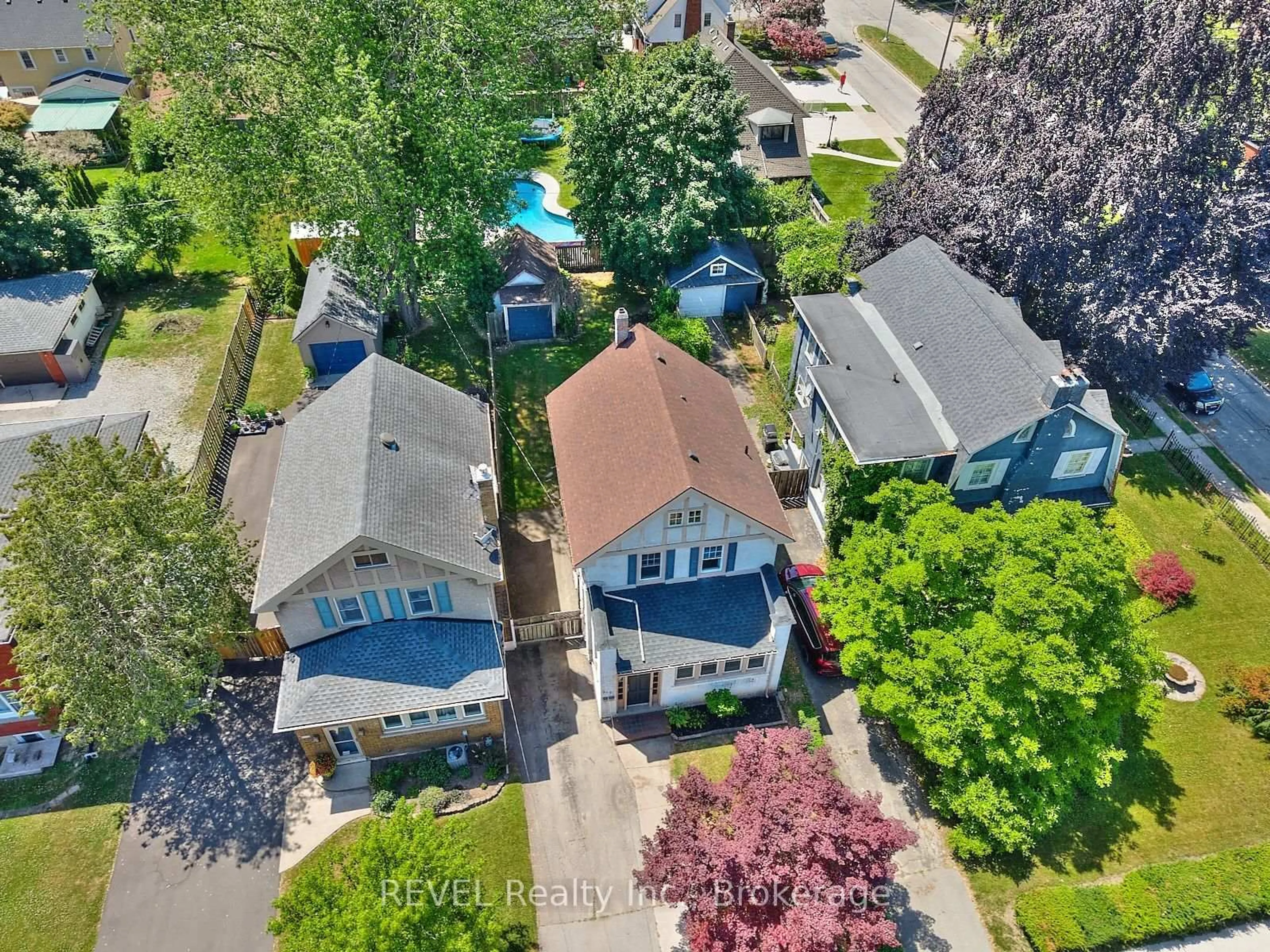 A pic from outside/outdoor area/front of a property/back of a property/a pic from drone, street for 349 Niagara St, Welland Ontario L3C 1K8