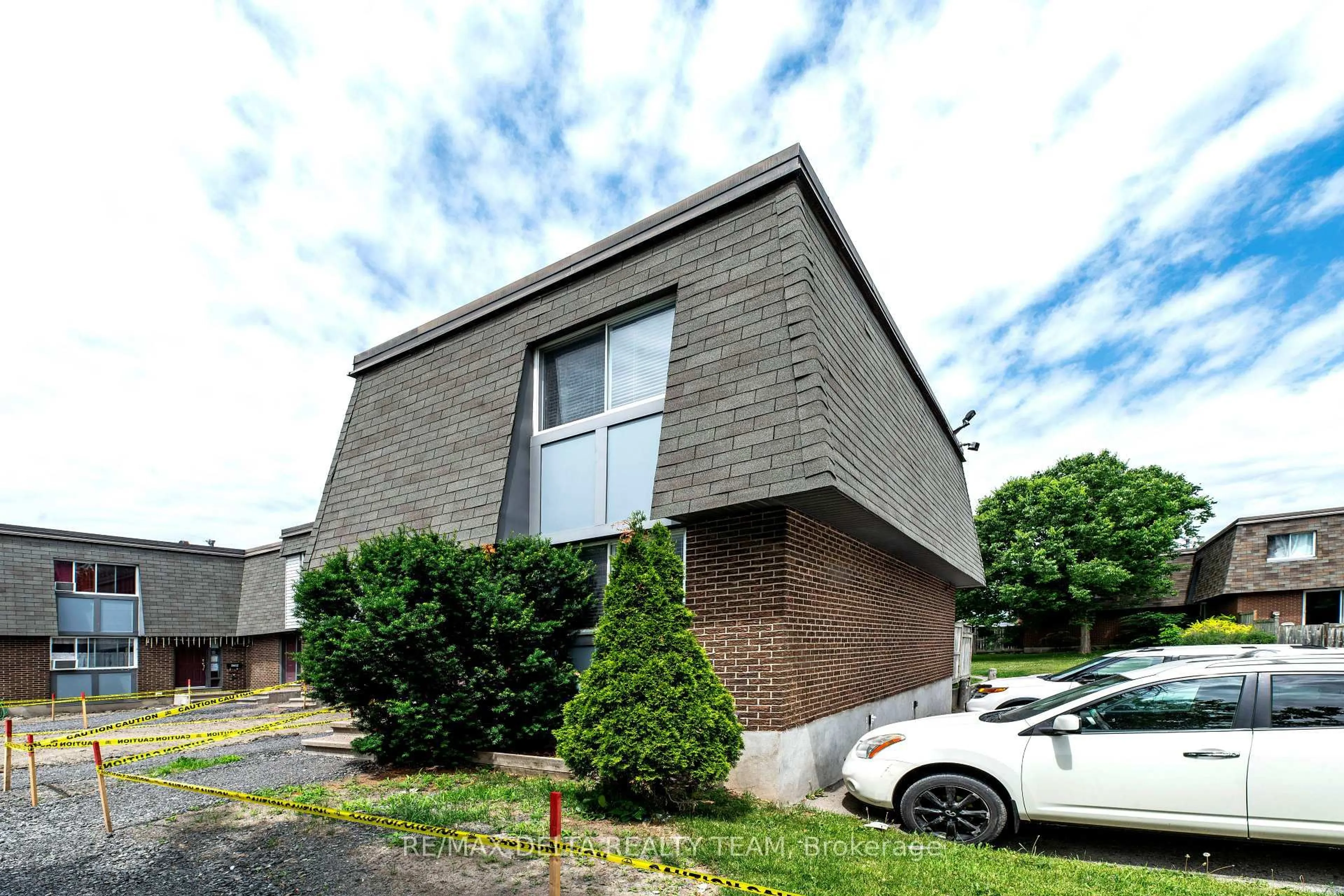 Home with brick exterior material, building for 3024 Fairlea Cres #-, Ottawa Ontario K1V 8T7