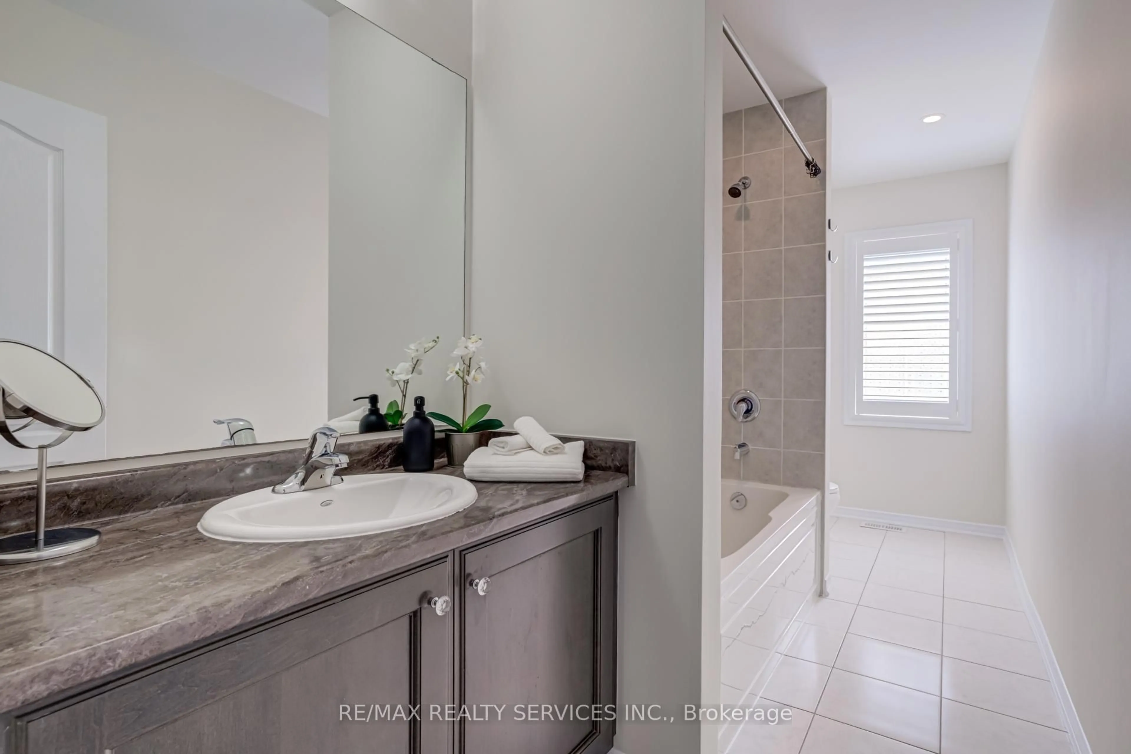 Contemporary bathroom, ceramic/tile floor for 41 Evergreen Lane, Haldimand Ontario N3W 0C4