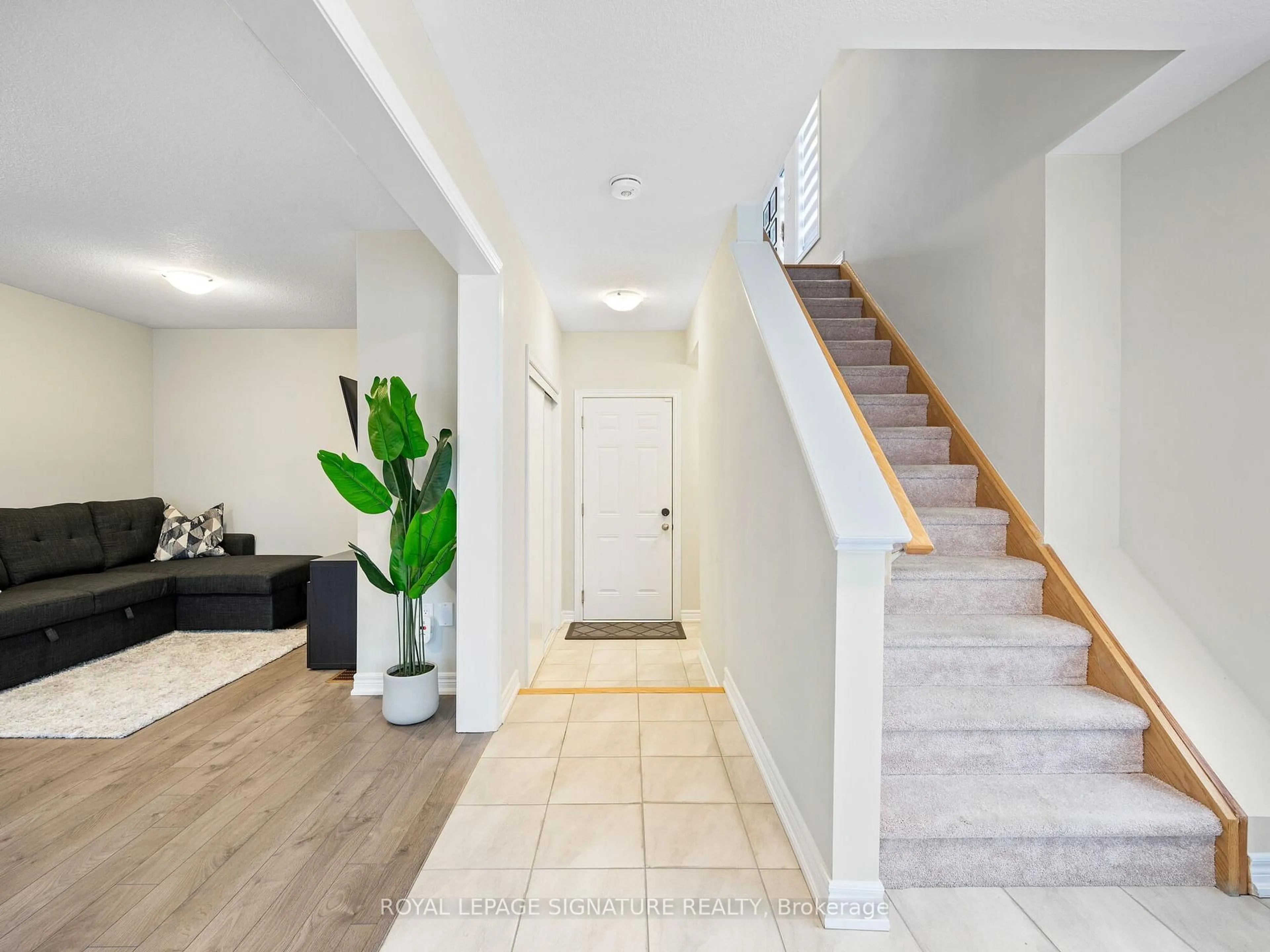 Indoor entryway for 27 Canoe Lane, Hamilton Ontario L8K 0A3