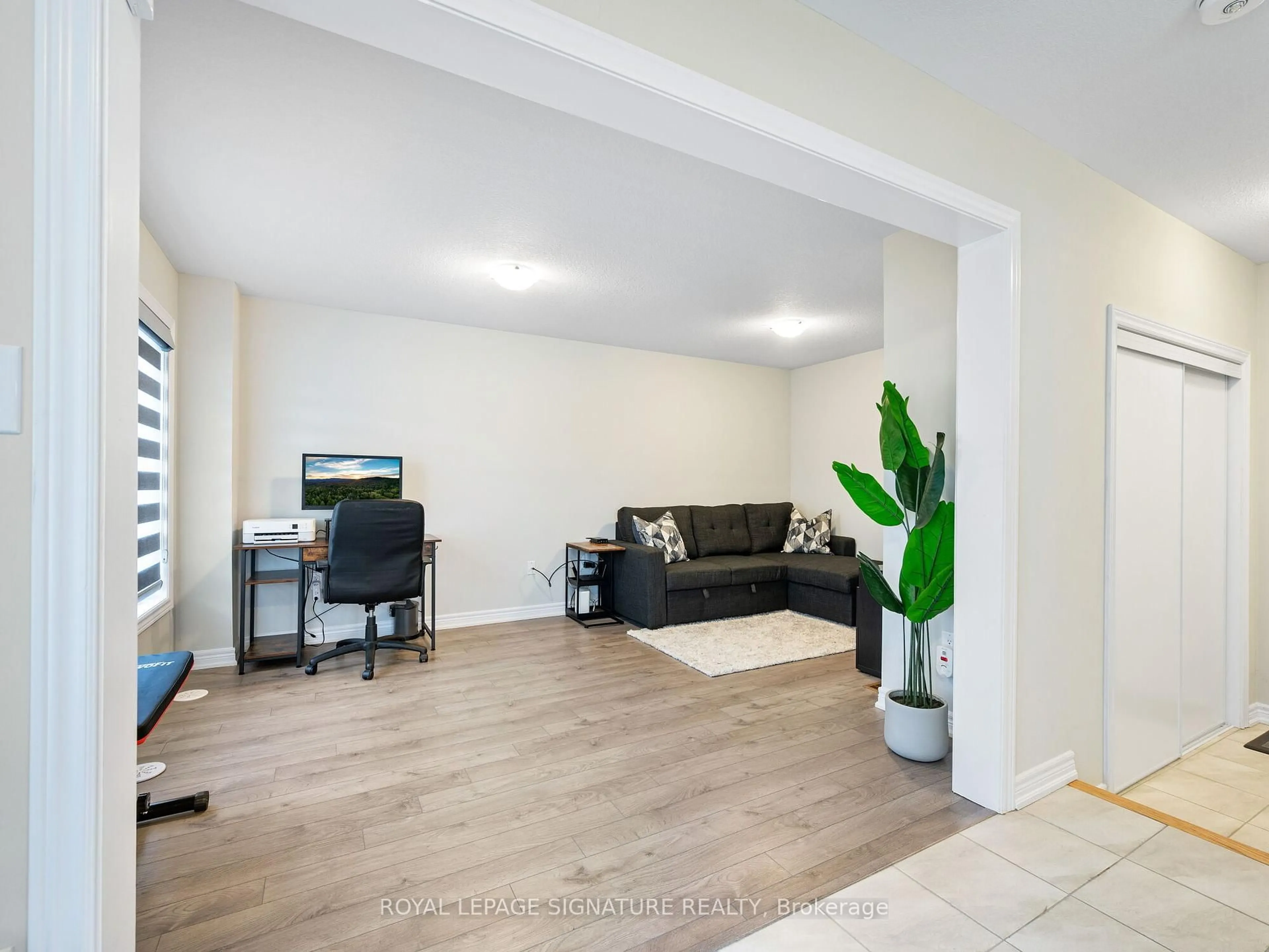 Living room with furniture, unknown for 27 Canoe Lane, Hamilton Ontario L8K 0A3