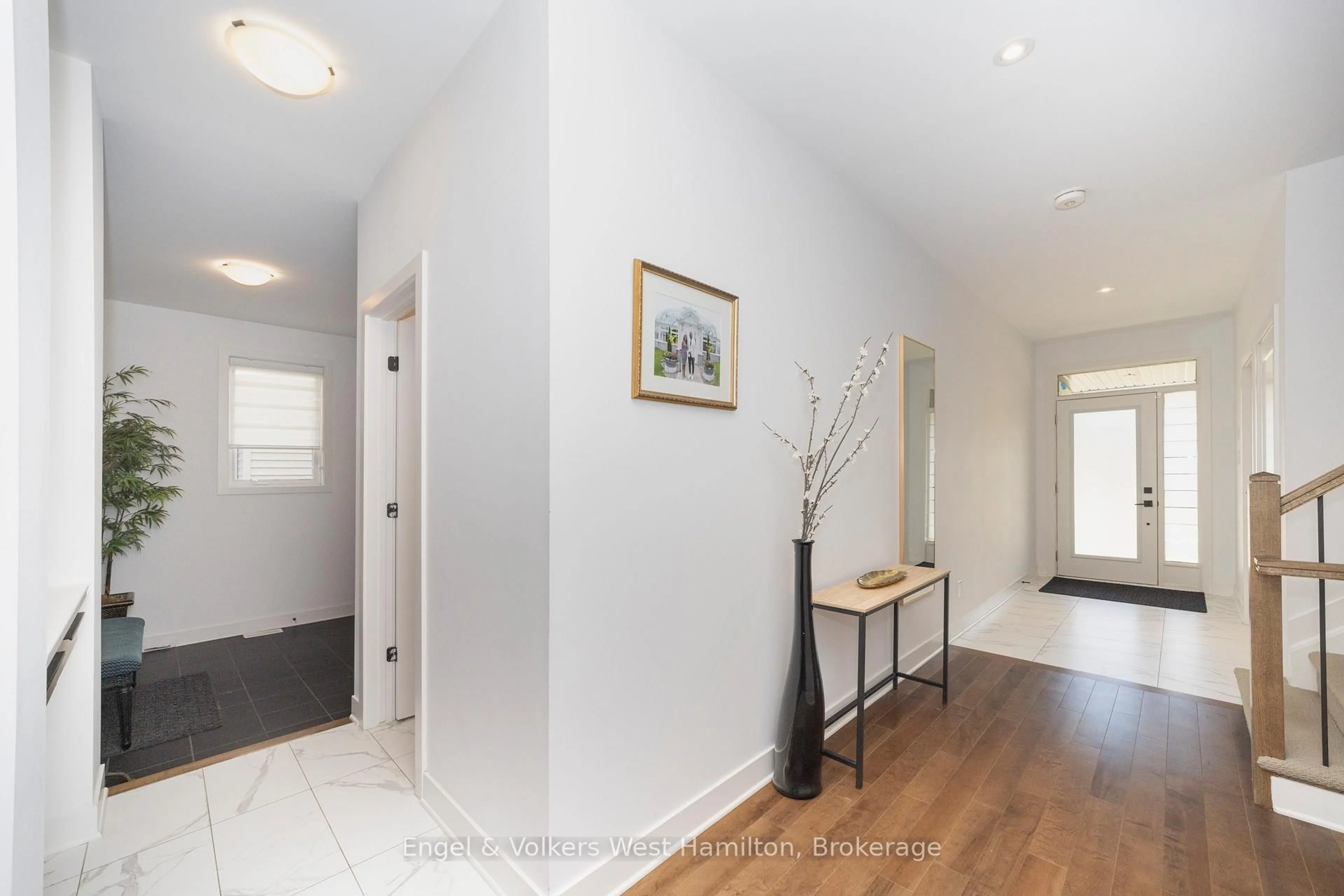 Indoor entryway for 374 Big Dipper St, Ottawa Ontario K4M 0J3