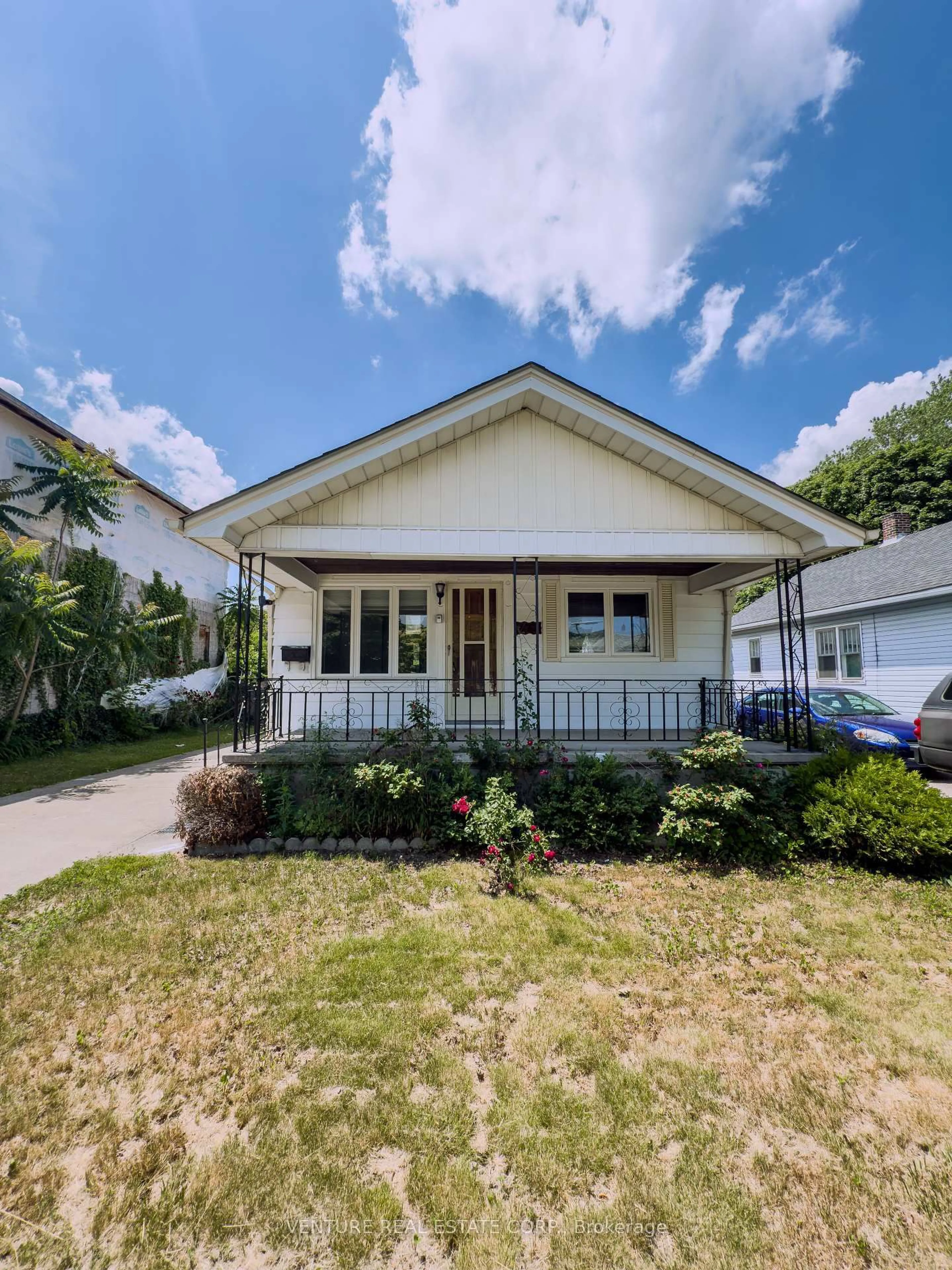 Home with vinyl exterior material, street for 177 Gordon St, Sarnia Ontario N7T 6P1