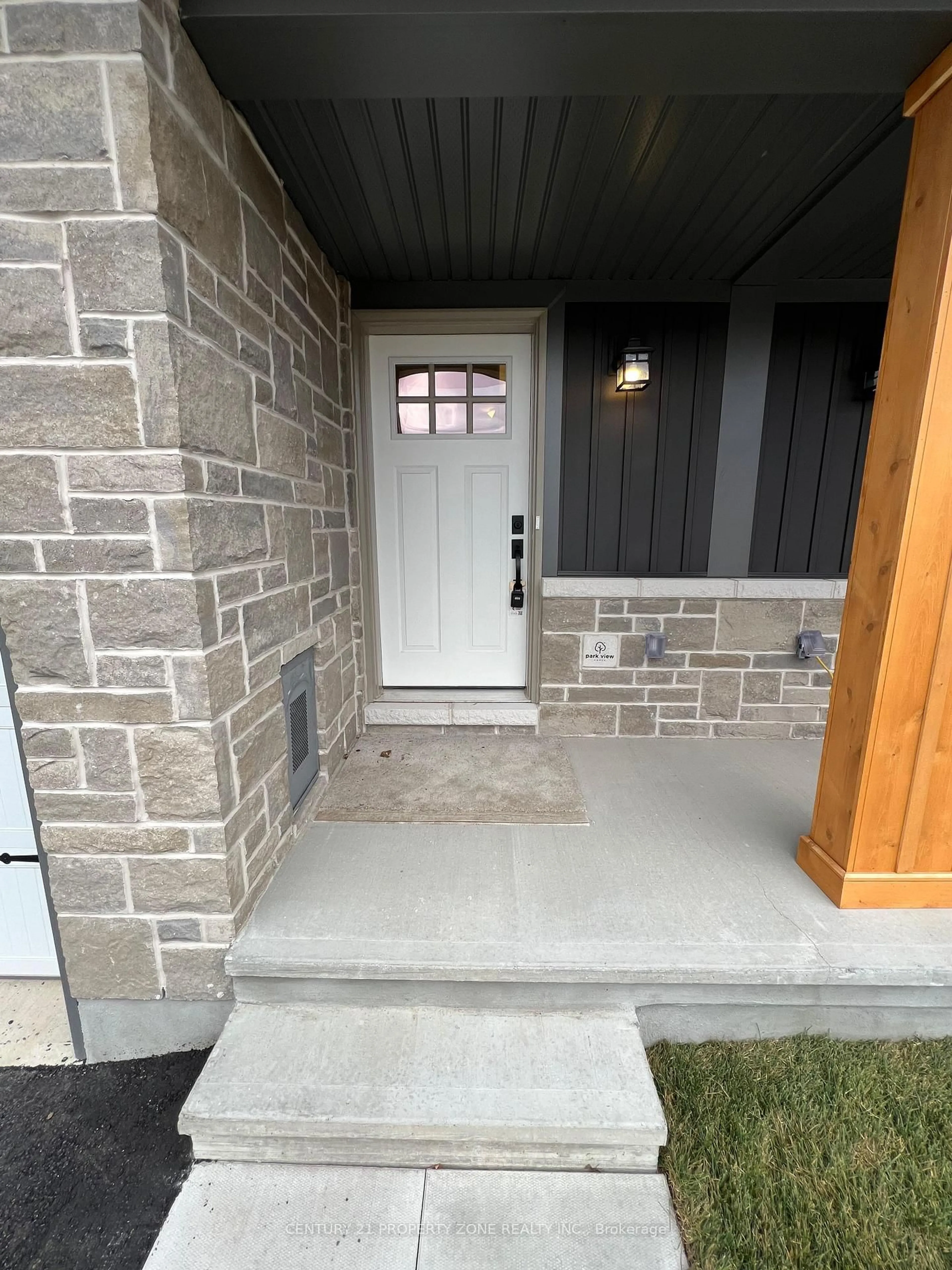 Indoor entryway for 103 Staples Blvd, Smiths Falls Ontario K7A 5B5