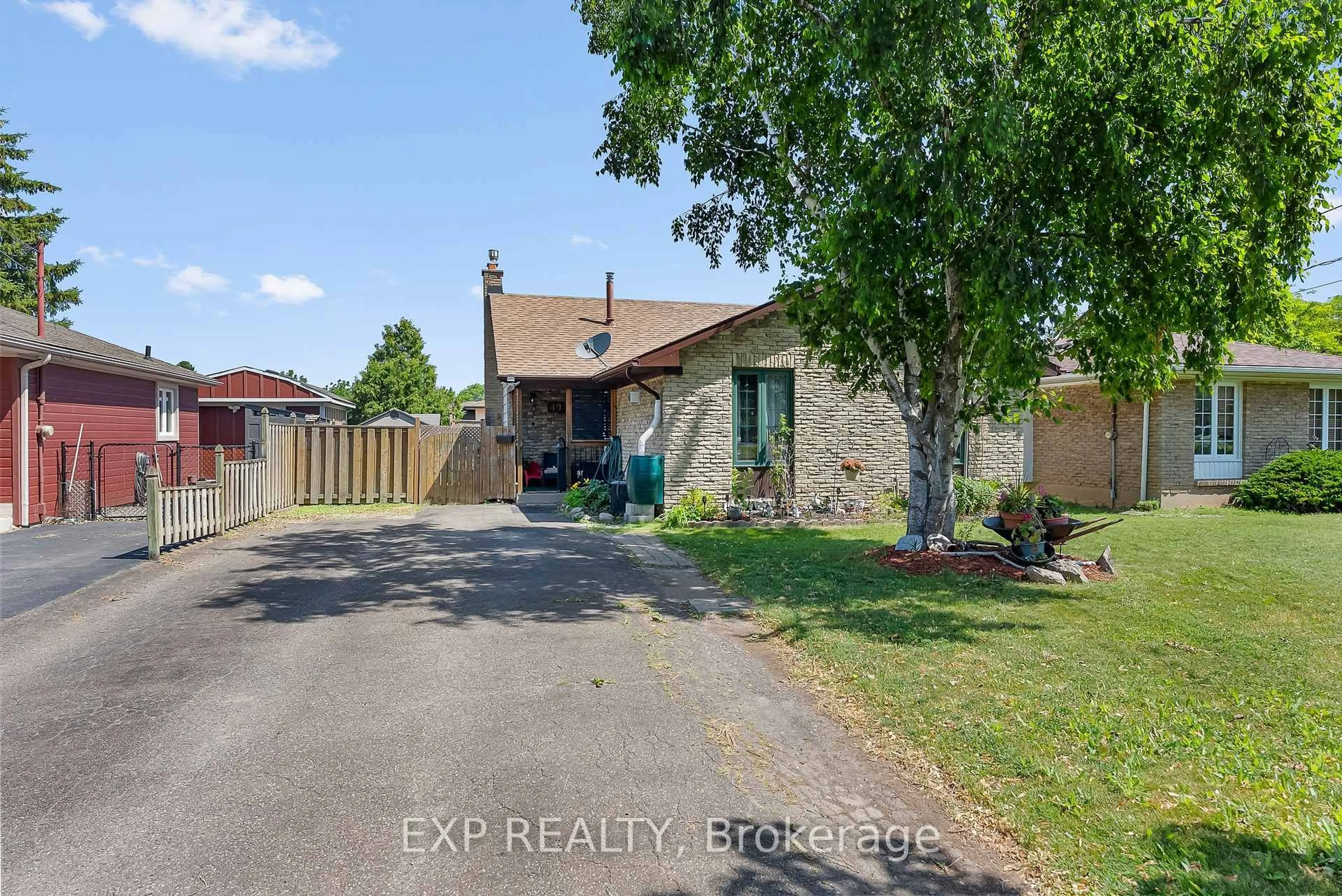 A pic from outside/outdoor area/front of a property/back of a property/a pic from drone, street for 49 Grove Ave, St. Catharines Ontario L2P 1C9