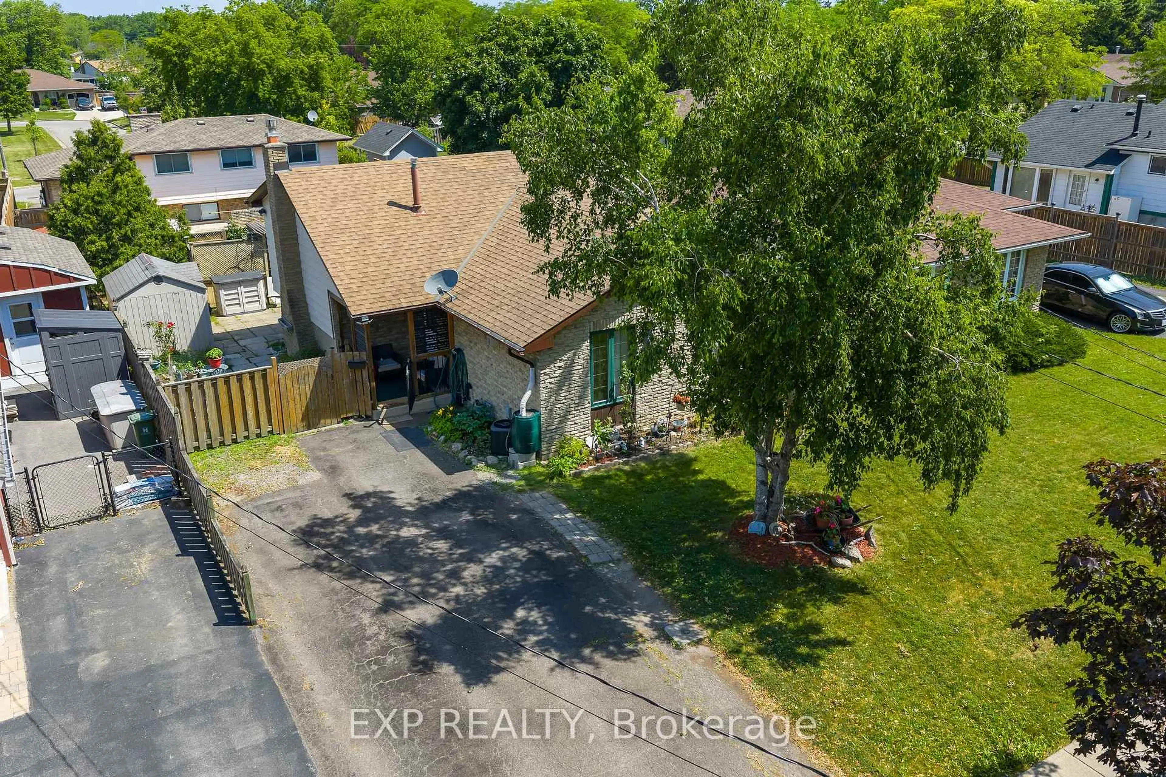 A pic from outside/outdoor area/front of a property/back of a property/a pic from drone, street for 49 Grove Ave, St. Catharines Ontario L2P 1C9