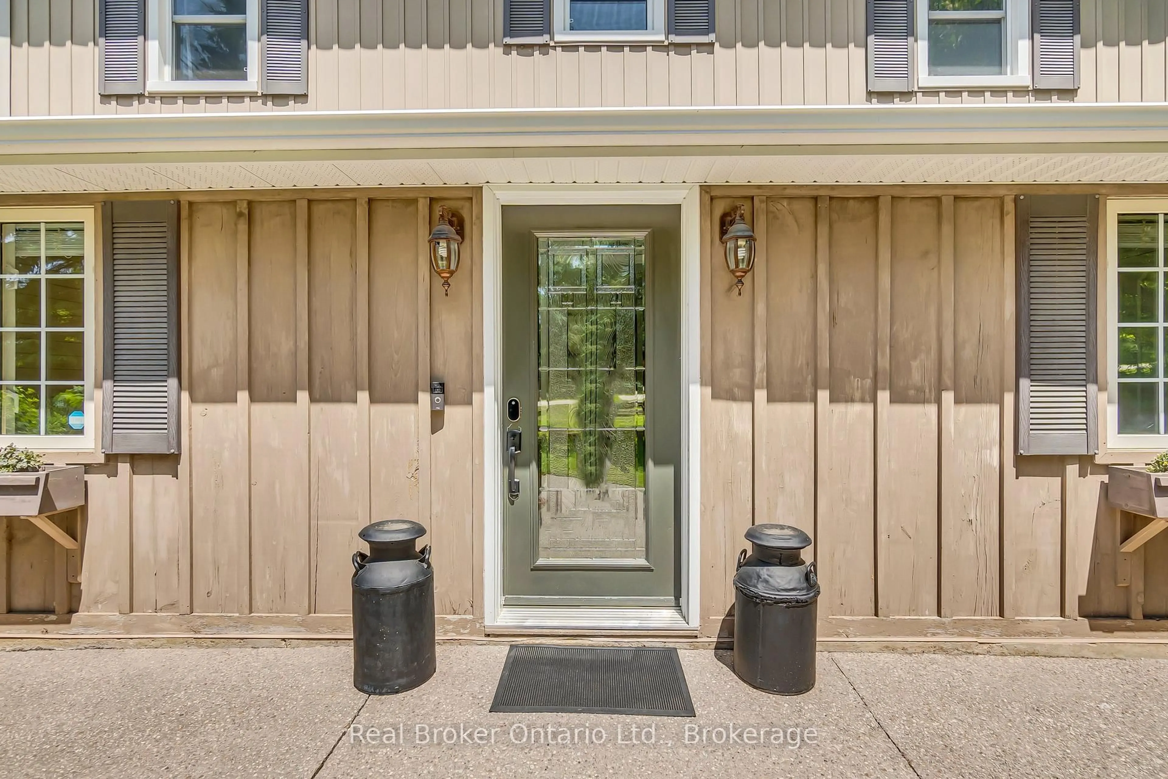 Indoor entryway for 6566 Concession Rd 4, Puslinch Ontario N0B 2J0