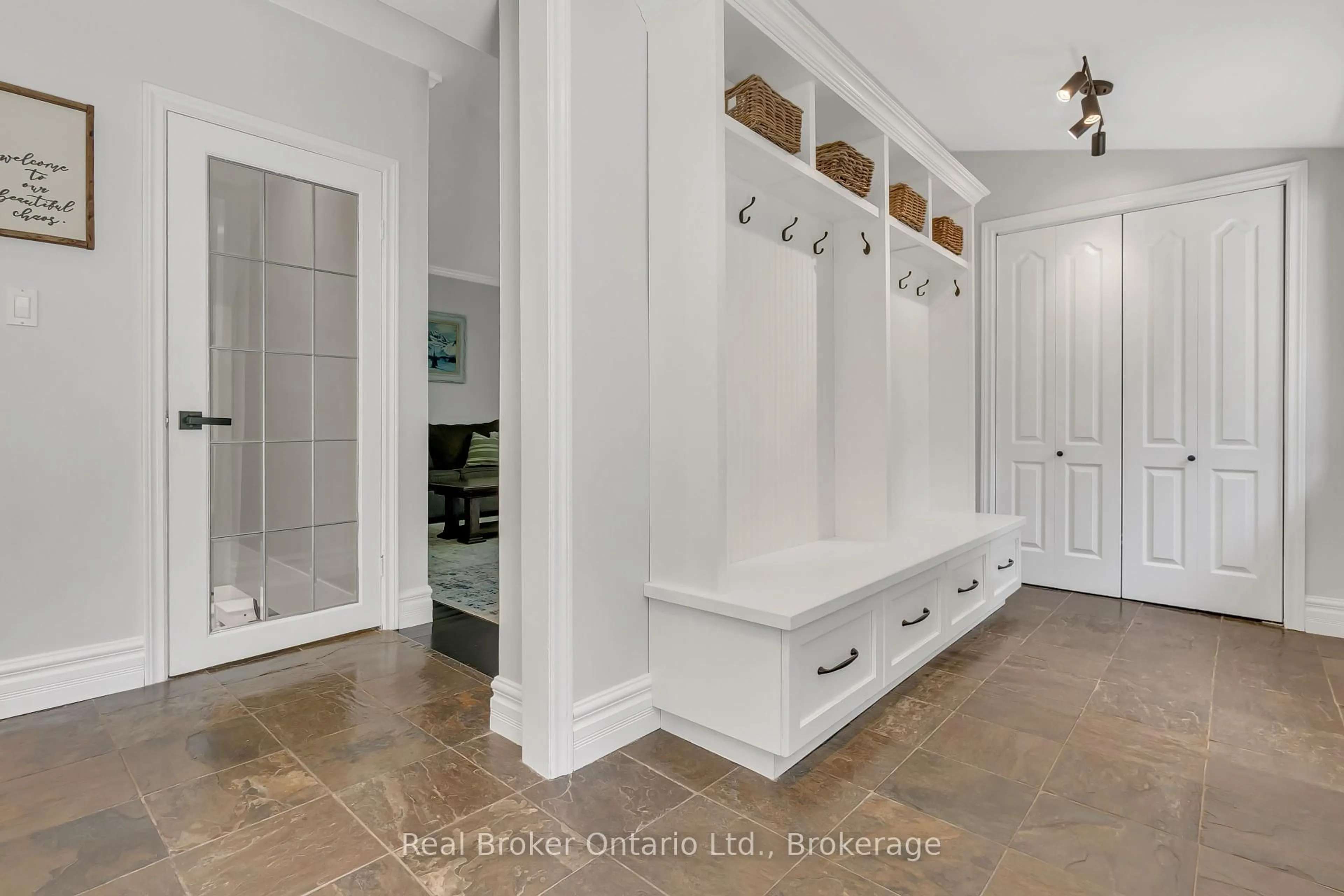 Indoor entryway for 6566 Concession Rd 4, Puslinch Ontario N0B 2J0