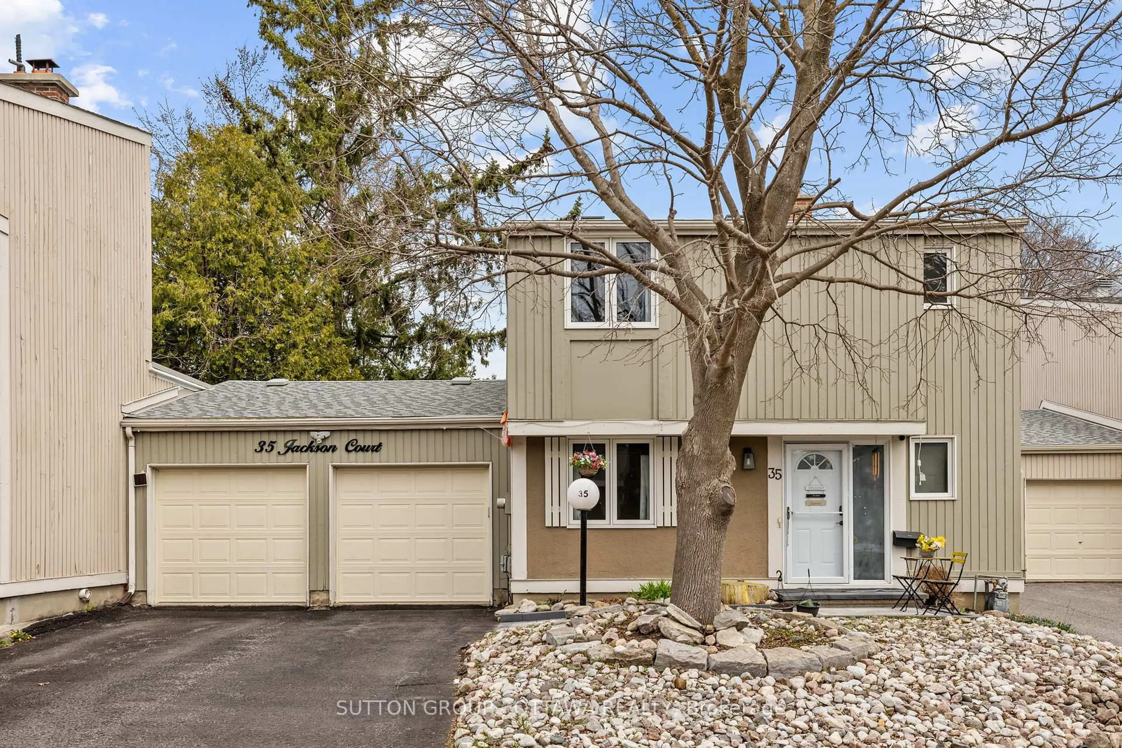 Home with vinyl exterior material, street for 35 Jackson Crt, Ottawa Ontario K2K 1B6