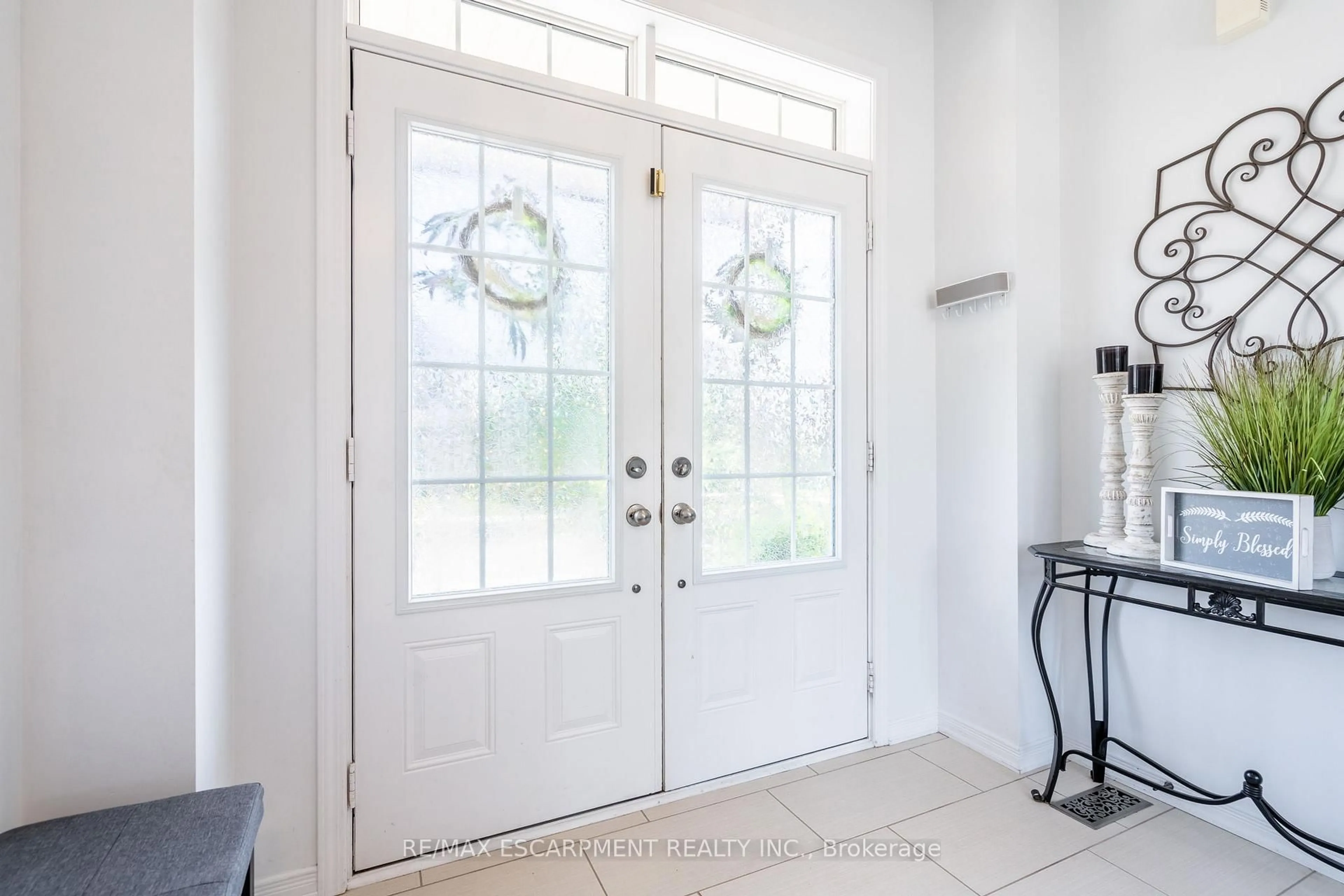 Indoor entryway for 17 Kelso Dr, Haldimand Ontario N3W 2G9