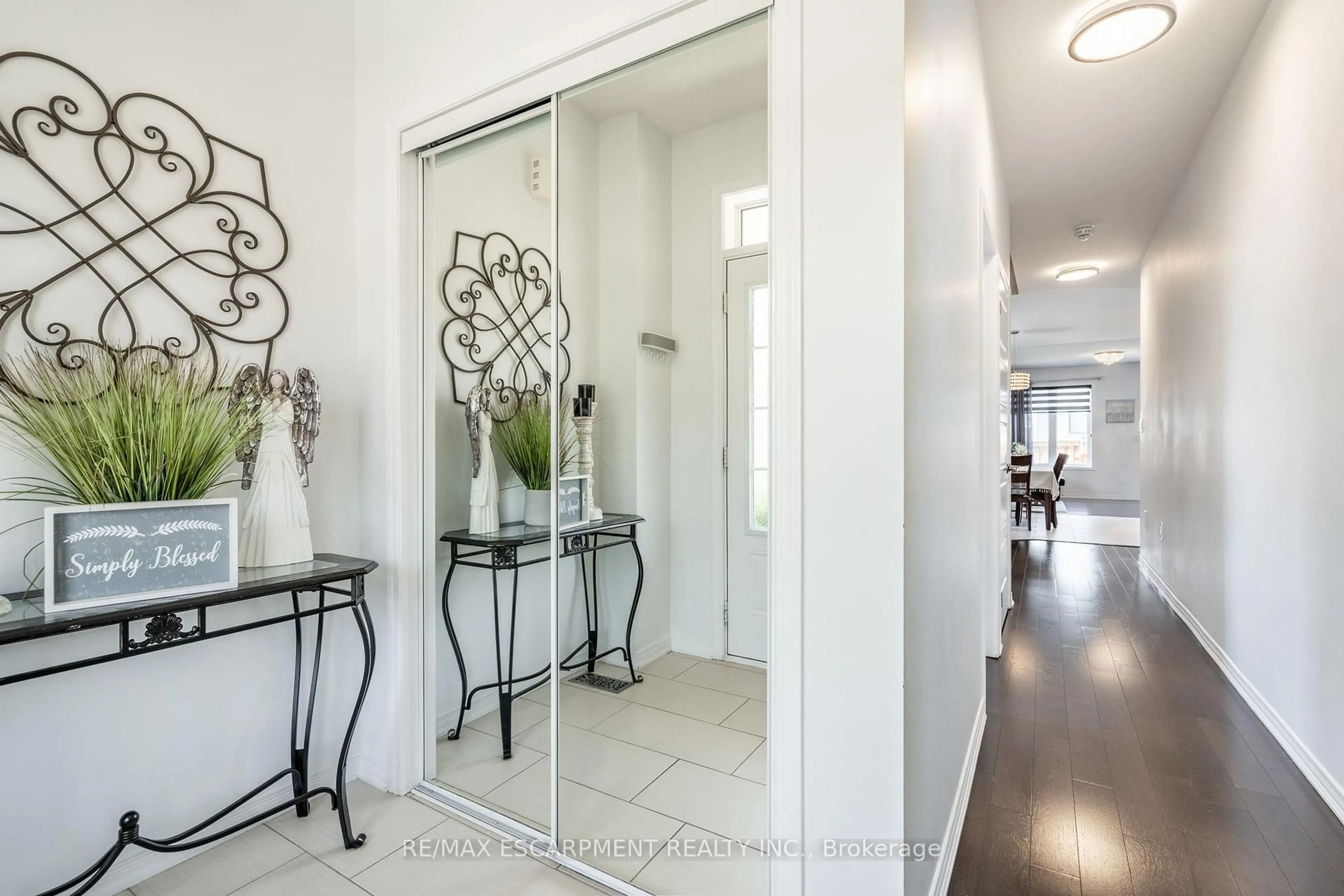 Indoor entryway for 17 Kelso Dr, Haldimand Ontario N3W 2G9