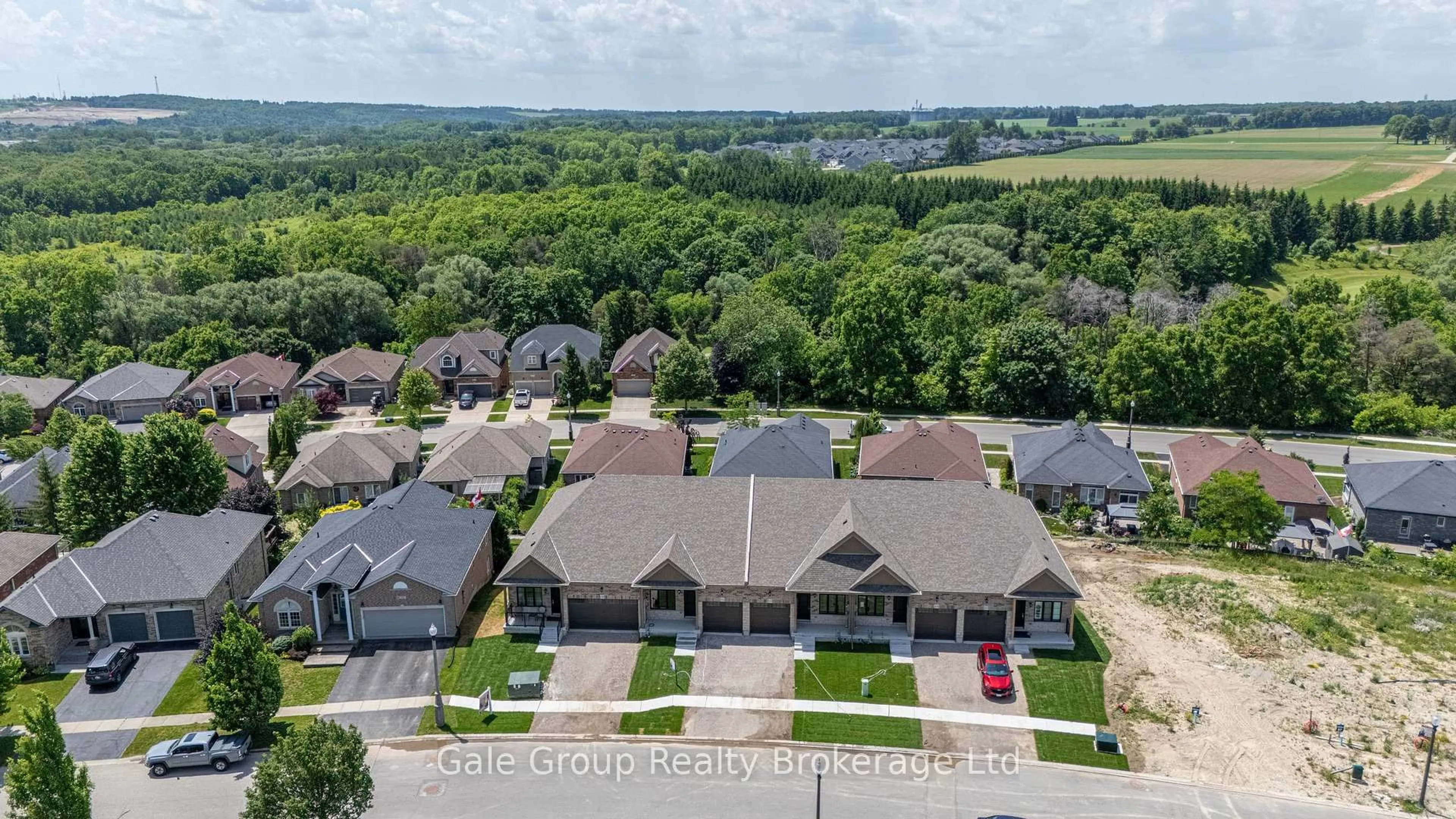 A pic from outside/outdoor area/front of a property/back of a property/a pic from drone, unknown for 796 Garden Court Cres, Woodstock Ontario N4T 1W6