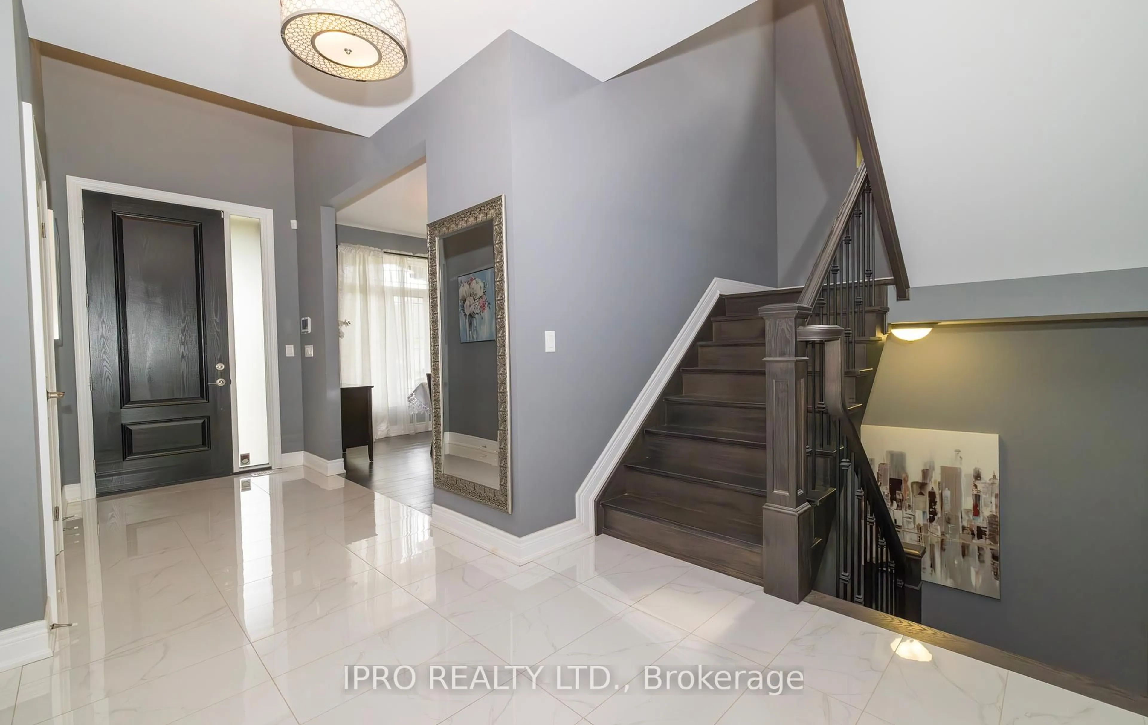 Indoor foyer for 9305 Eagle Ridge Dr, Niagara Falls Ontario L2H 0G4