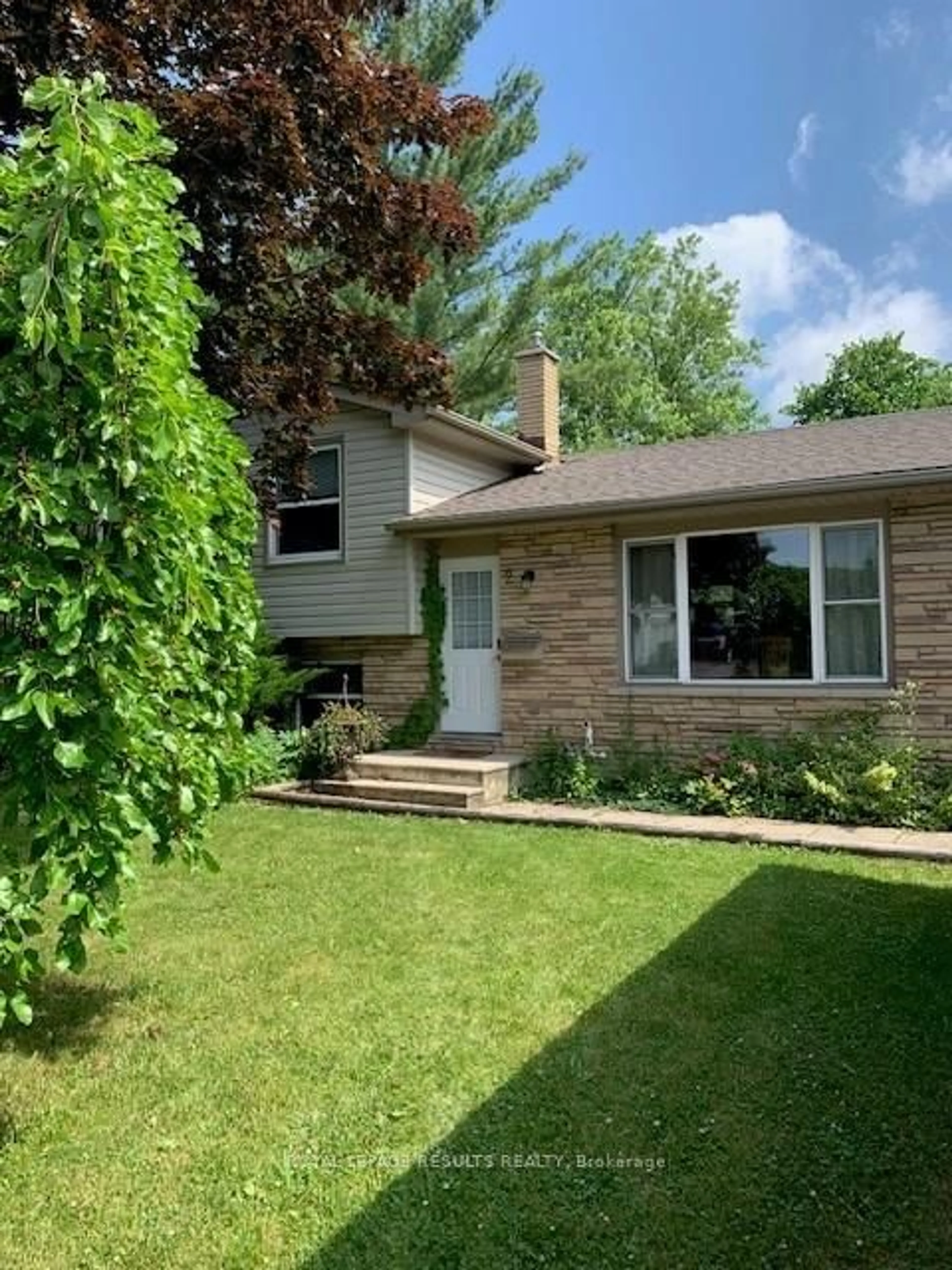 Home with vinyl exterior material, street for 2 Northwood Pl, St. Thomas Ontario N5P 2J4