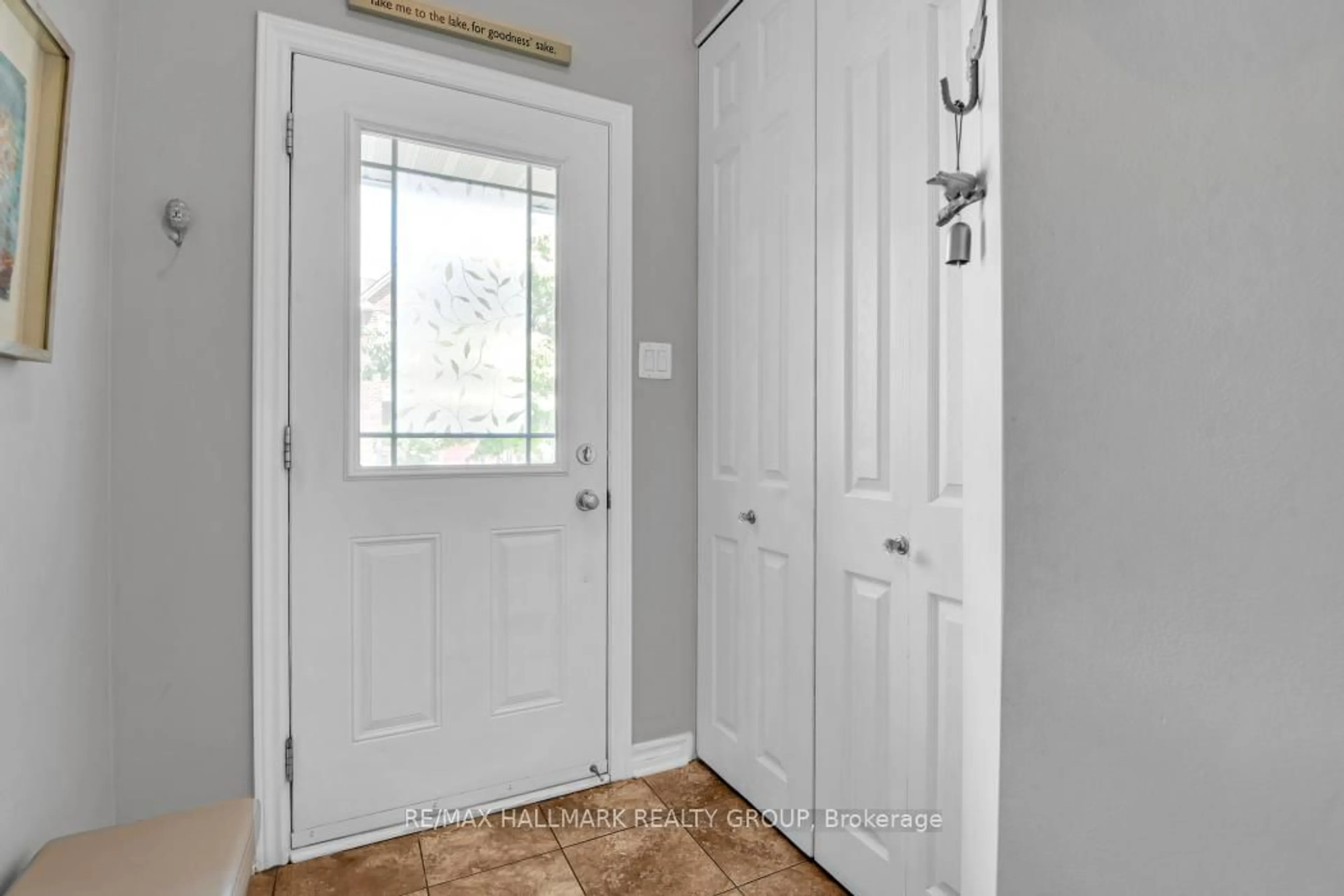 Indoor entryway for 86 Indigo St, Ottawa Ontario K1J 0A8