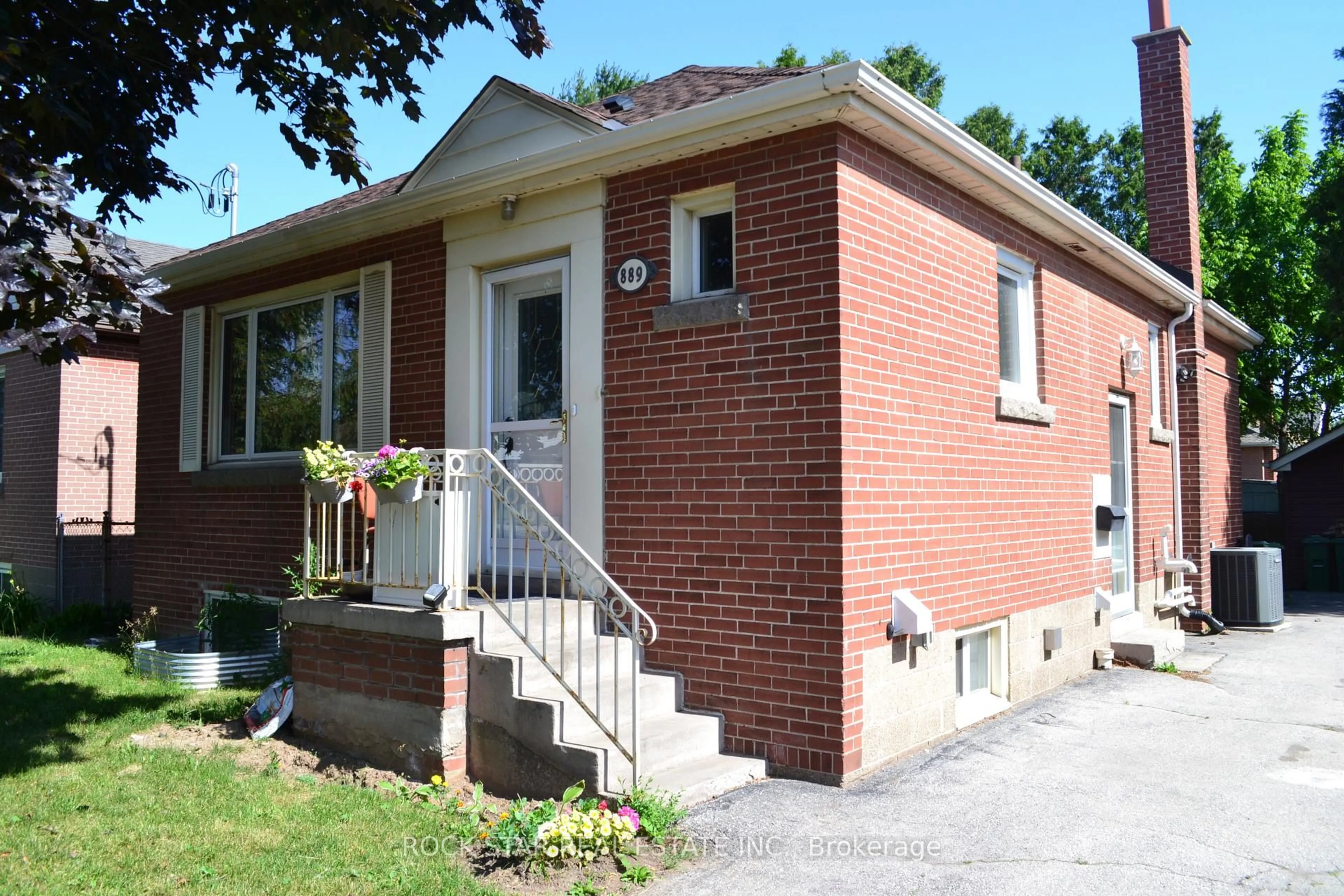 Home with brick exterior material, street for 889 Fennell Ave, Hamilton Ontario L8V 1W5
