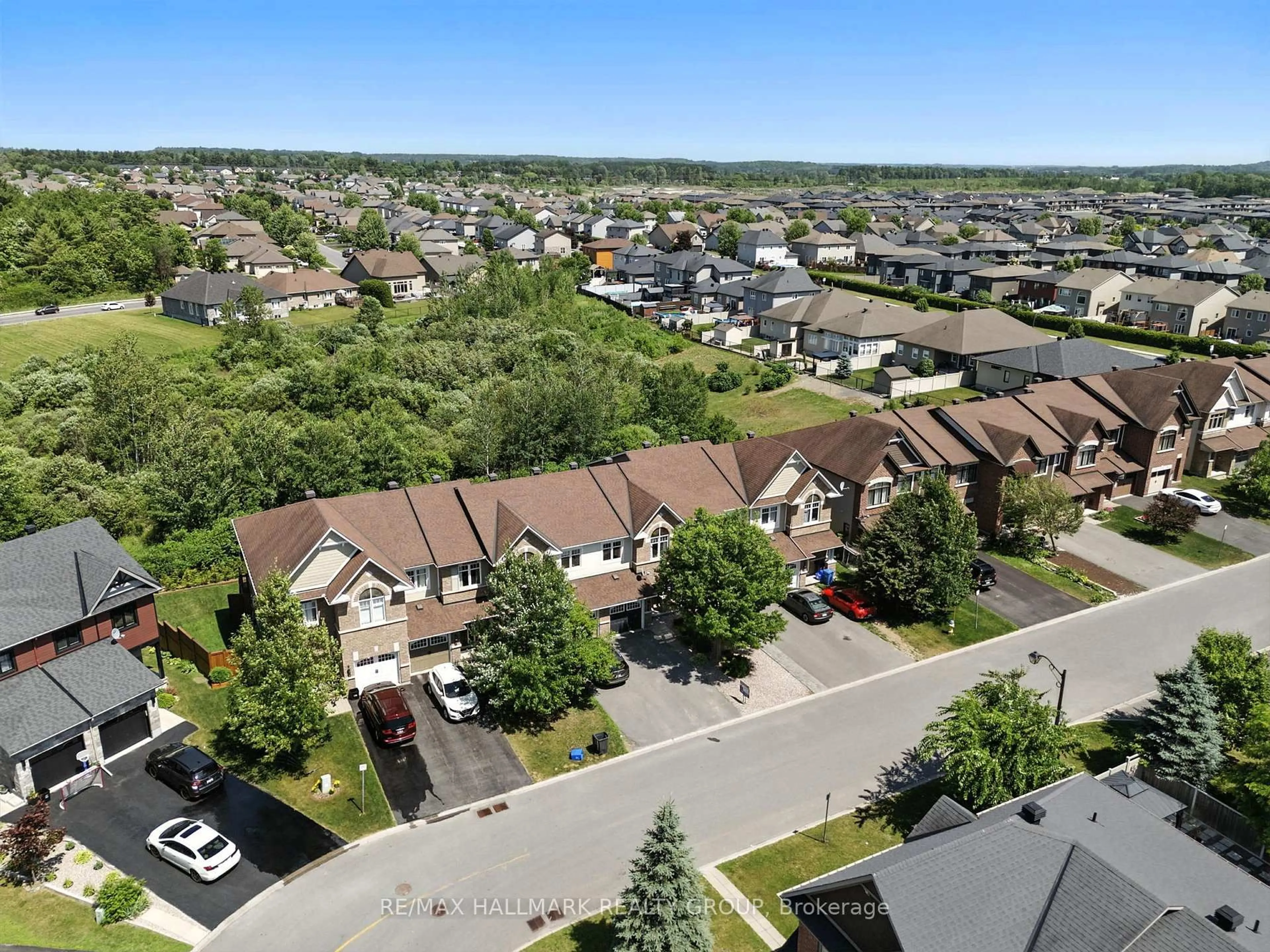 A pic from outside/outdoor area/front of a property/back of a property/a pic from drone, street for 2253 Marble Cres, Clarence-Rockland Ontario K4K 0G9
