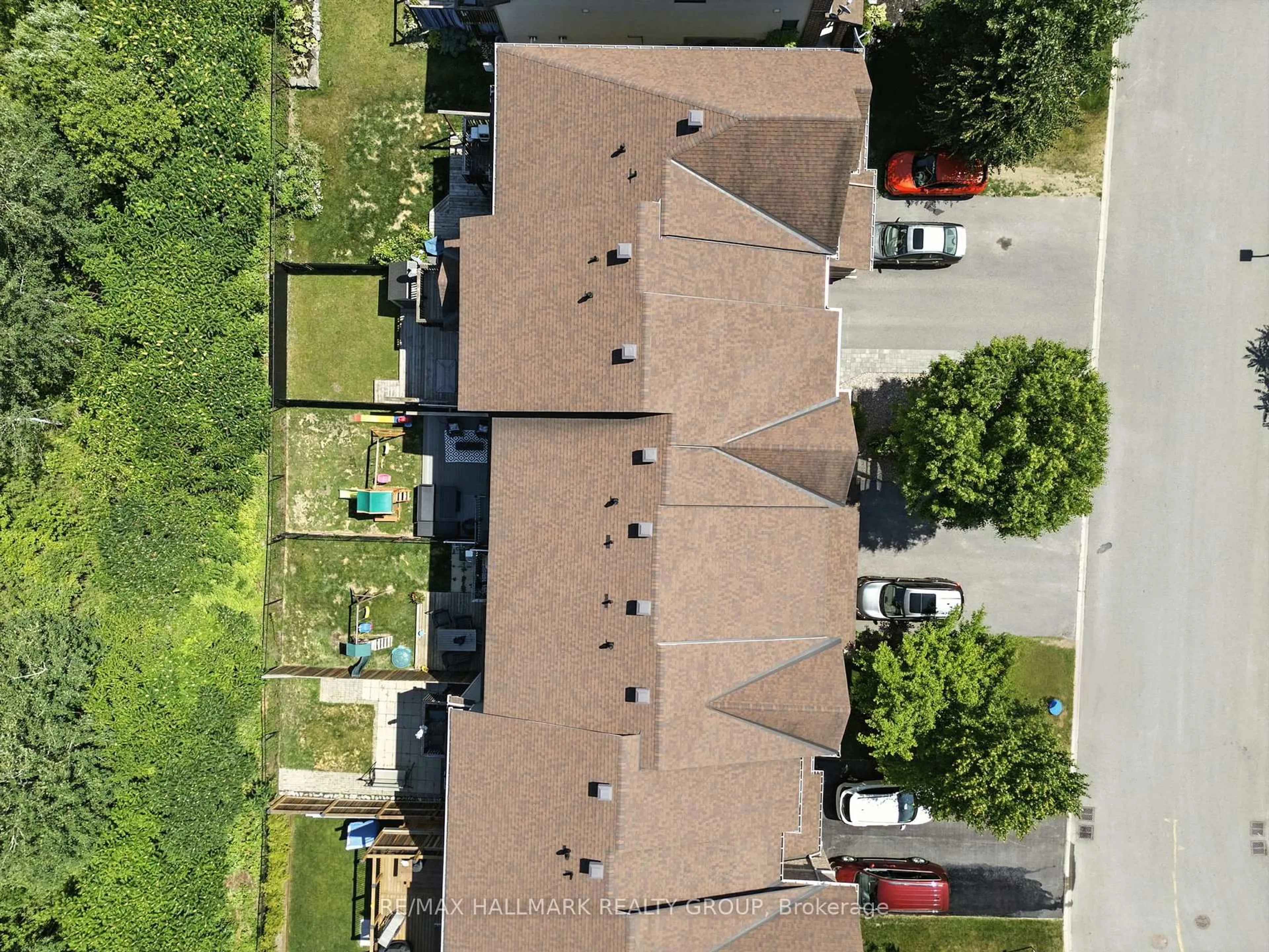 A pic from outside/outdoor area/front of a property/back of a property/a pic from drone, street for 2253 Marble Cres, Clarence-Rockland Ontario K4K 0G9
