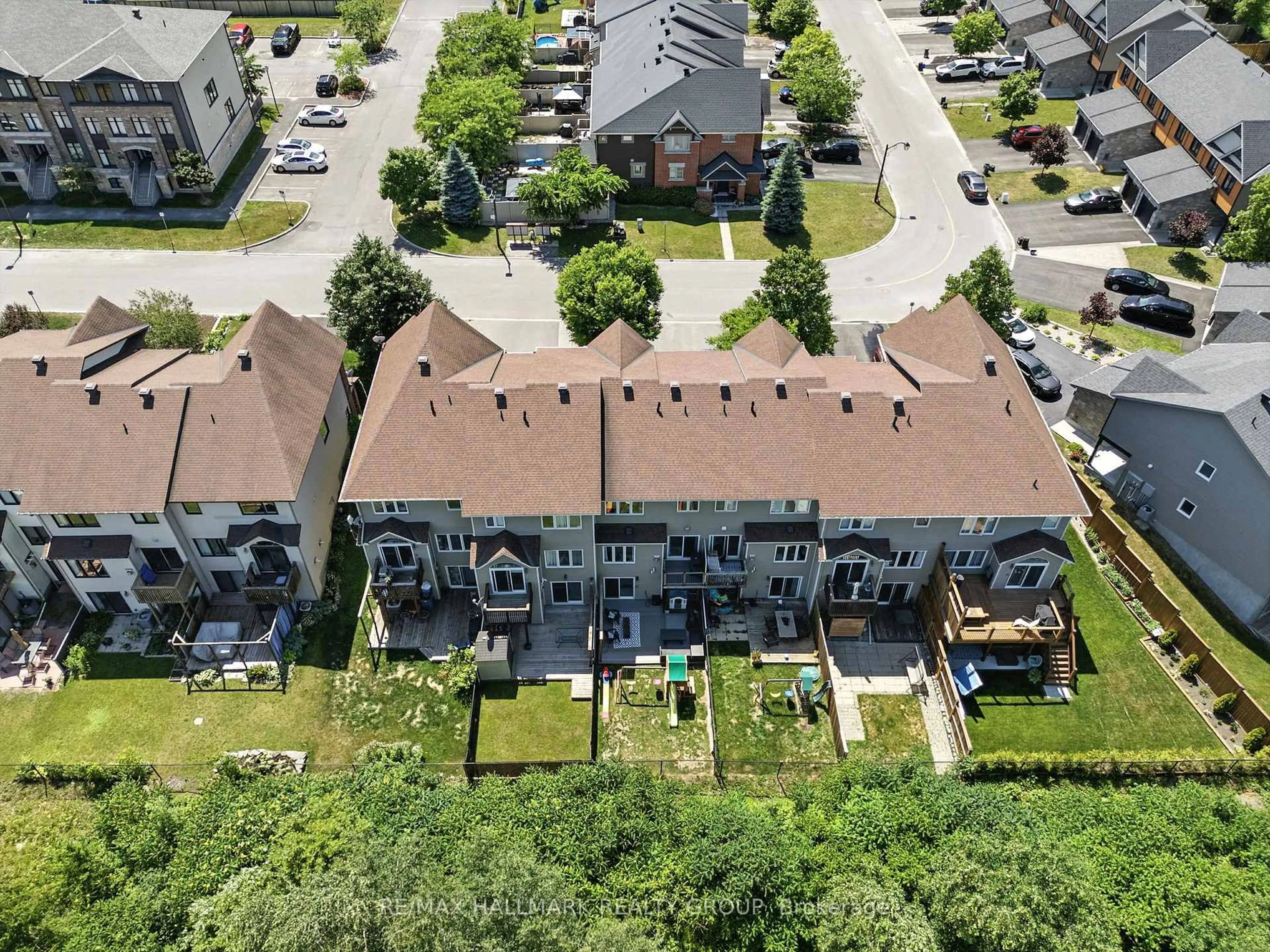 A pic from outside/outdoor area/front of a property/back of a property/a pic from drone, street for 2253 Marble Cres, Clarence-Rockland Ontario K4K 0G9