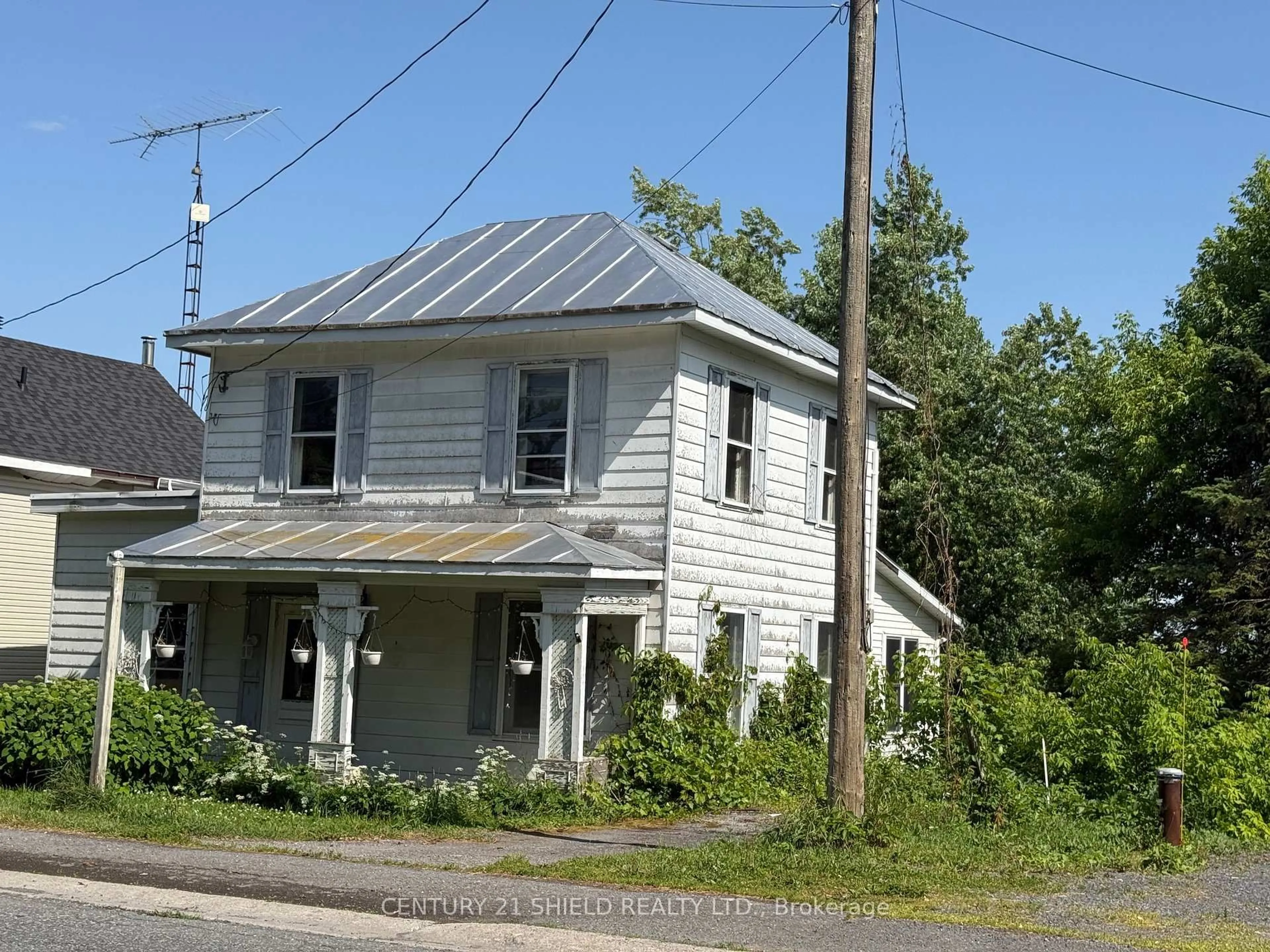 Home with vinyl exterior material, building for 20064 County Rd 18 Rd, South Glengarry Ontario K0C 2J0