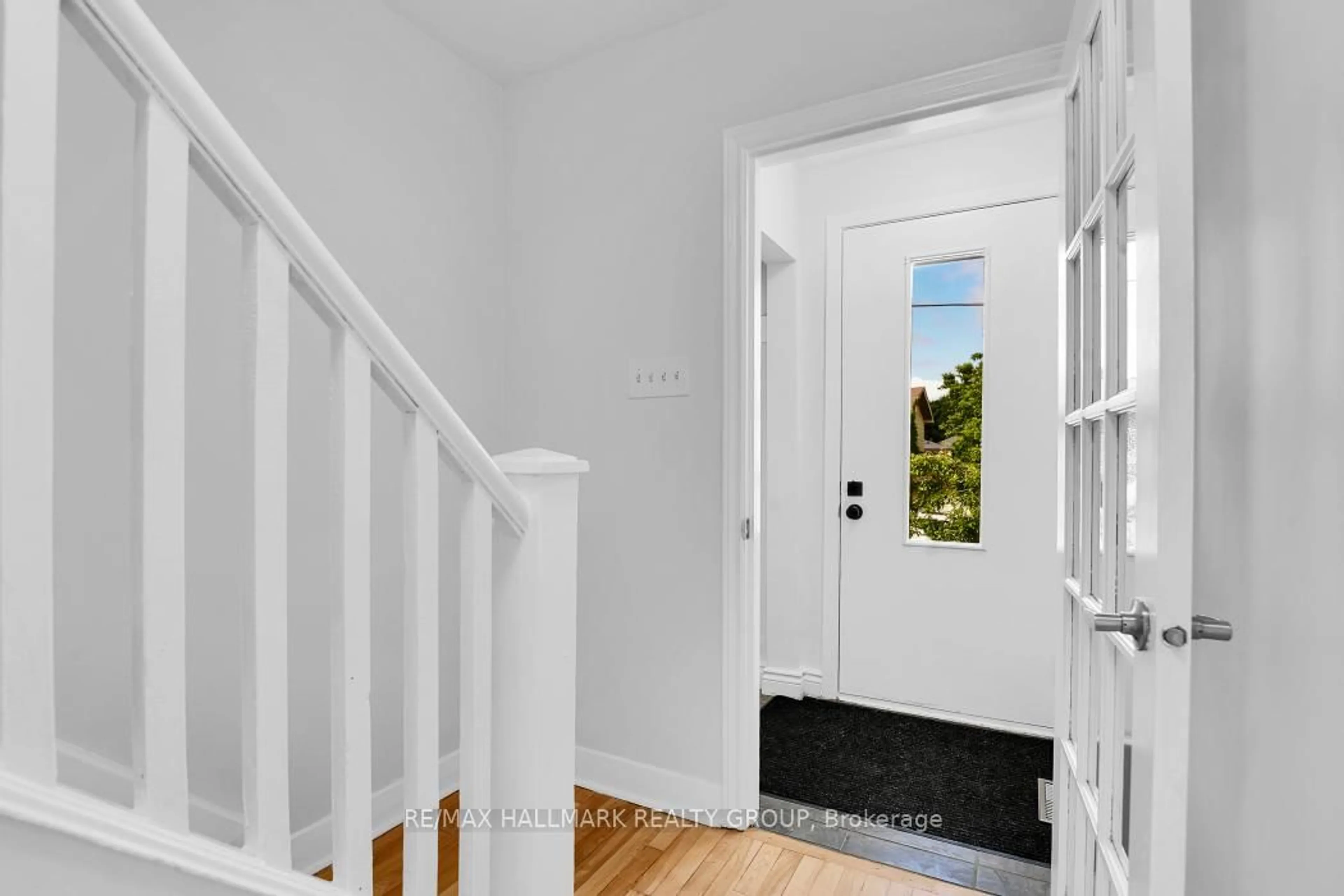 Indoor entryway for 233 ALLISON Ave, Ottawa Ontario K2B 5C1