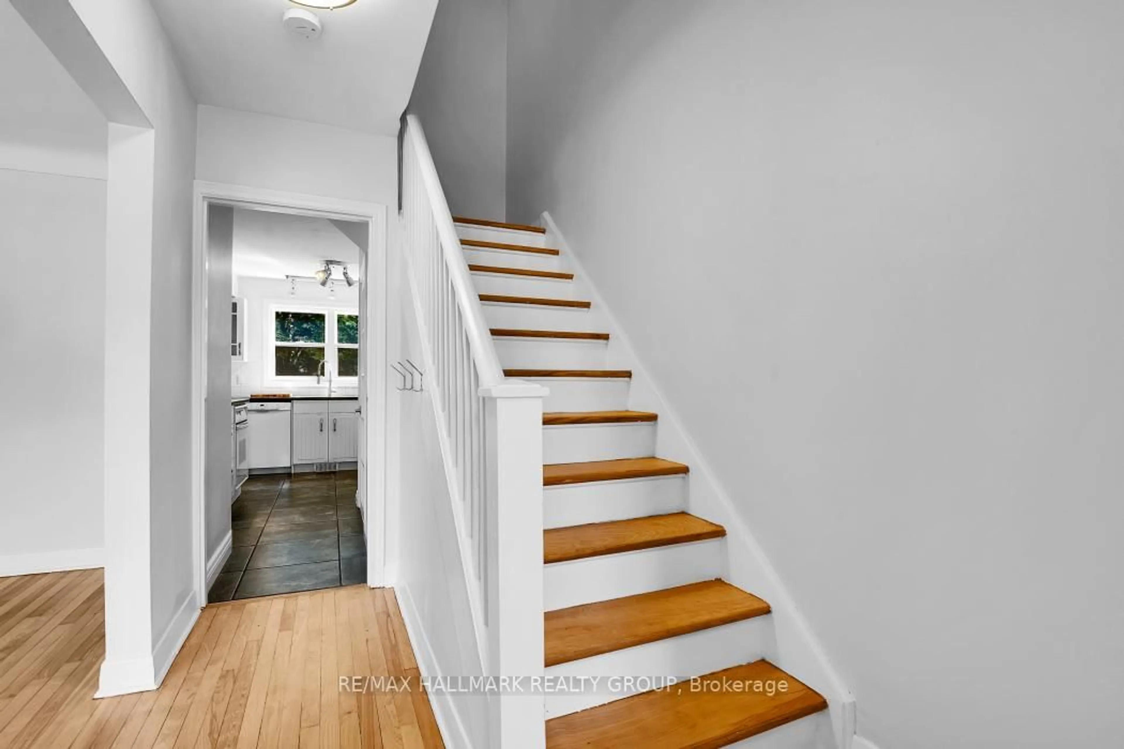 Stairs for 233 ALLISON Ave, Ottawa Ontario K2B 5C1