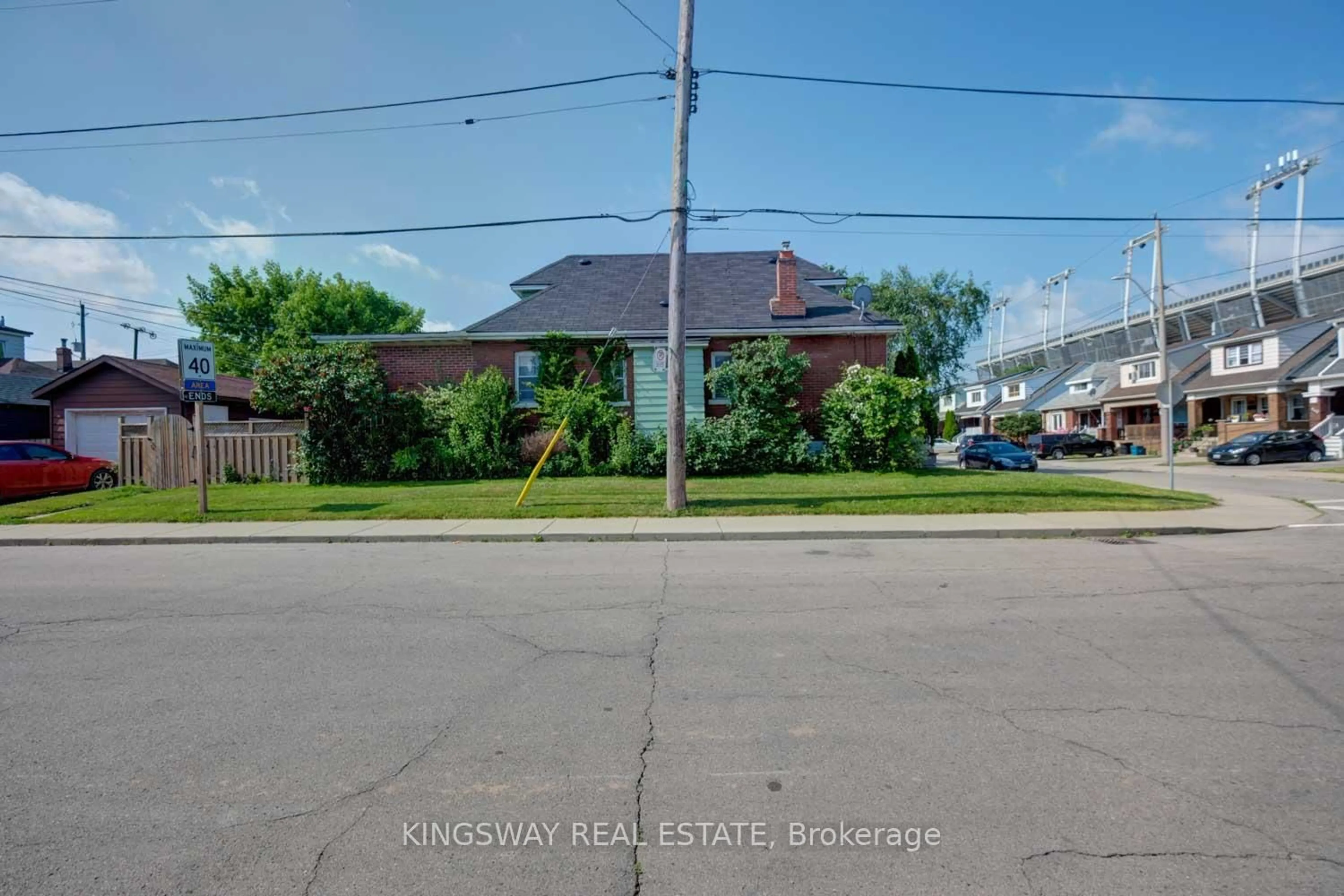 A pic from outside/outdoor area/front of a property/back of a property/a pic from drone, street for 136 Connaught Ave, Hamilton Ontario L8L 6Z1