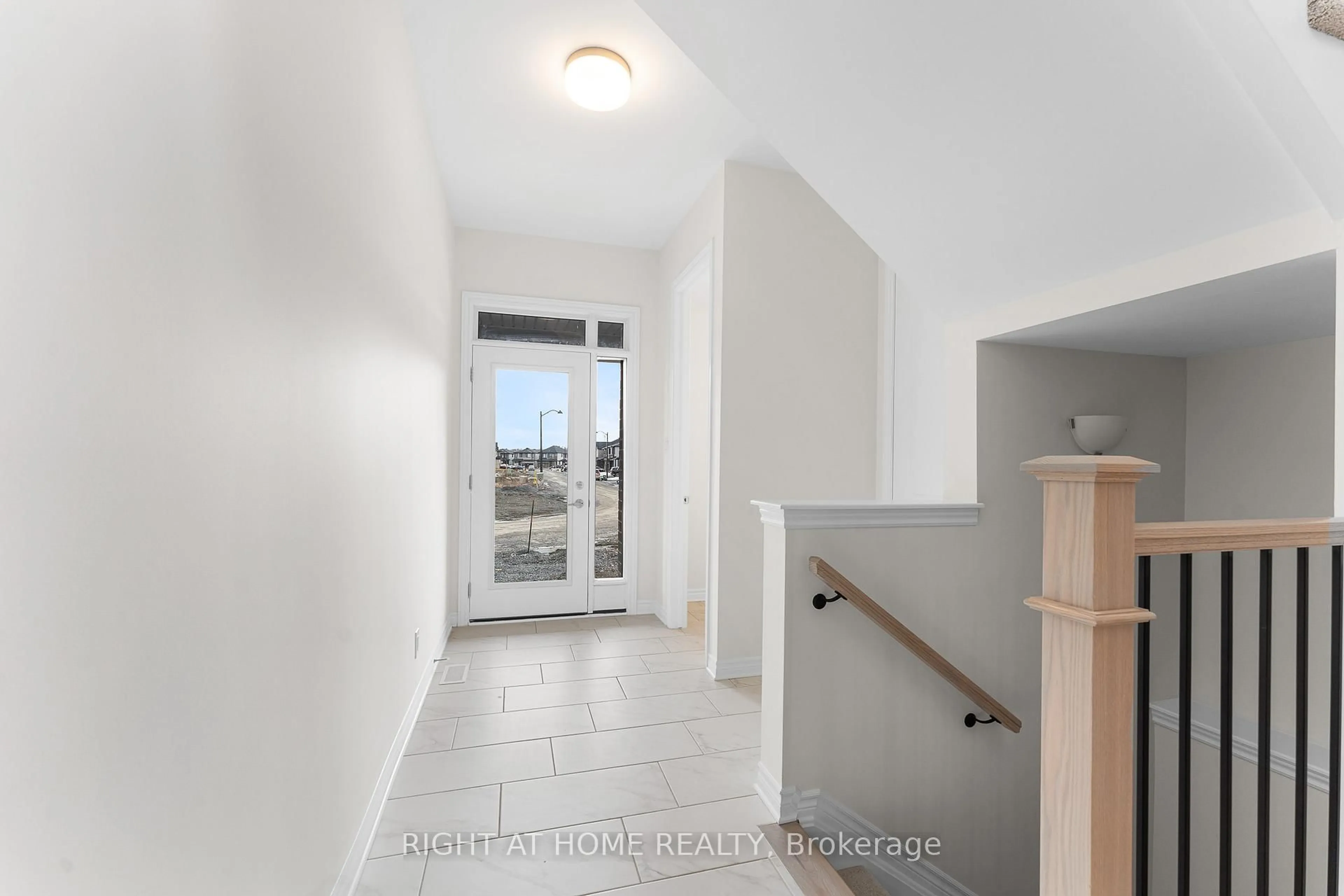 Indoor entryway for 118 Lumen Pl, Orleans Ontario K1W 0S9