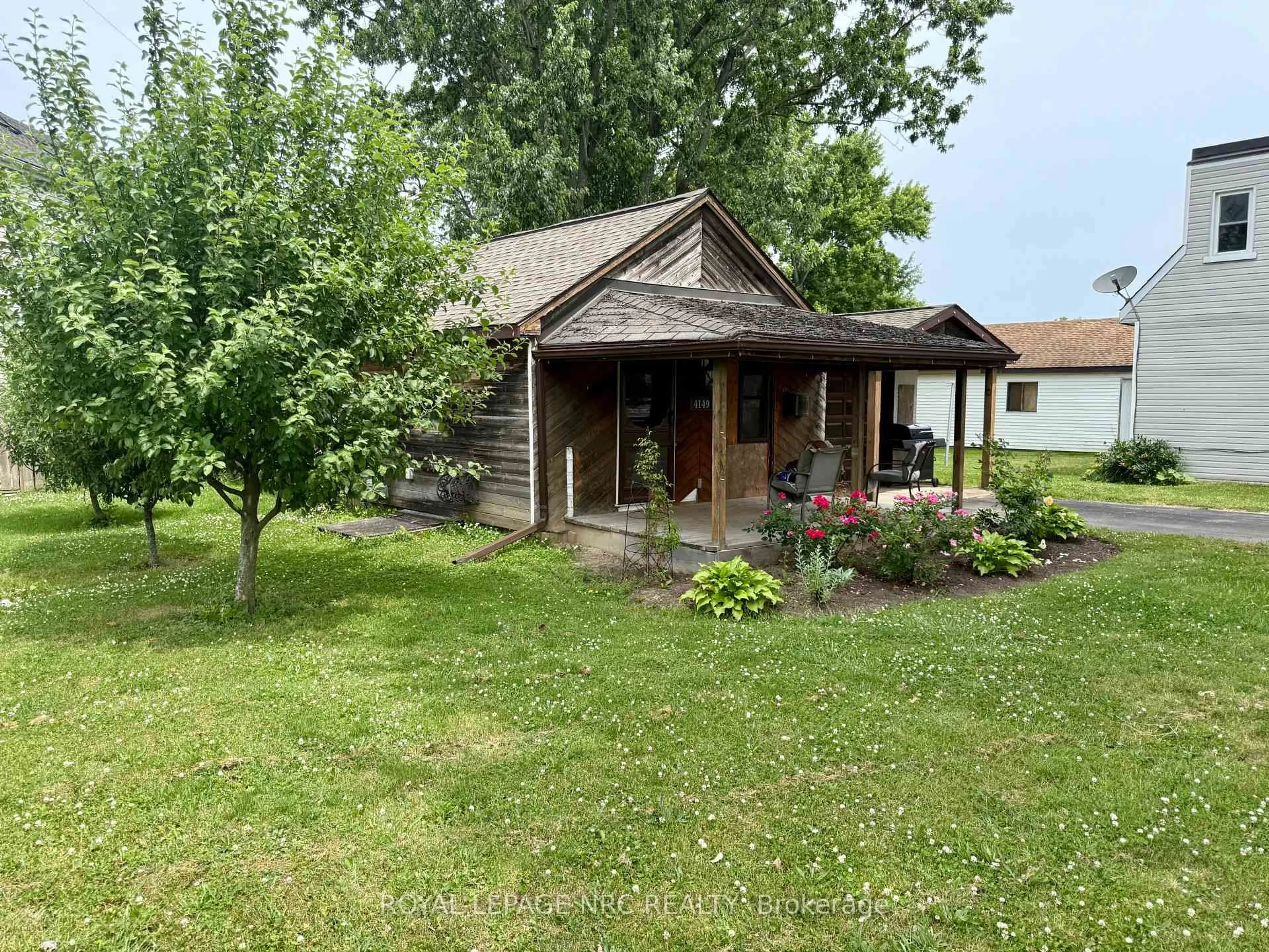 A pic from outside/outdoor area/front of a property/back of a property/a pic from drone, unknown for 4149 Welland St, Niagara Falls Ontario L2G 6J9