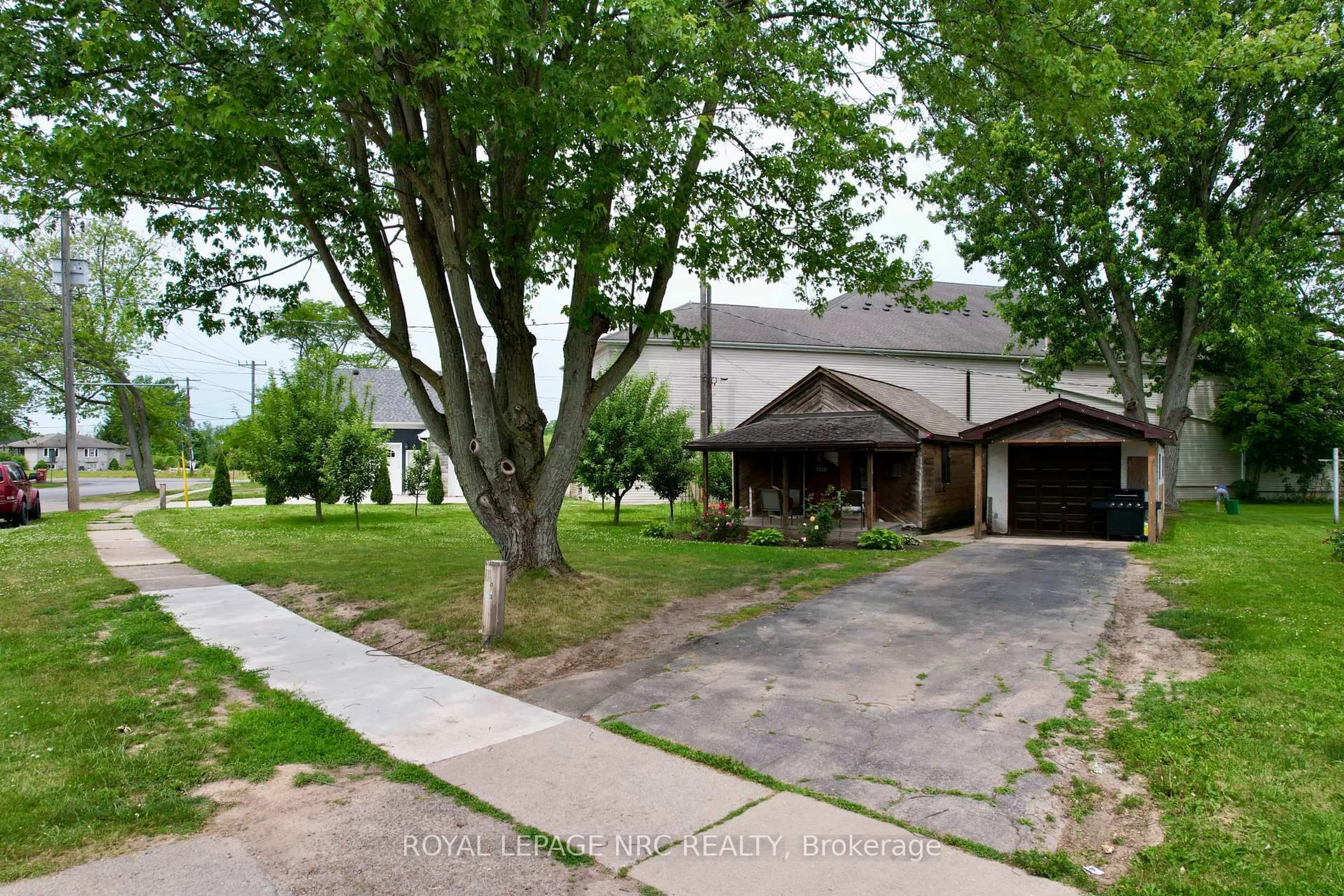 A pic from outside/outdoor area/front of a property/back of a property/a pic from drone, street for 4149 Welland St, Niagara Falls Ontario L2G 6J9
