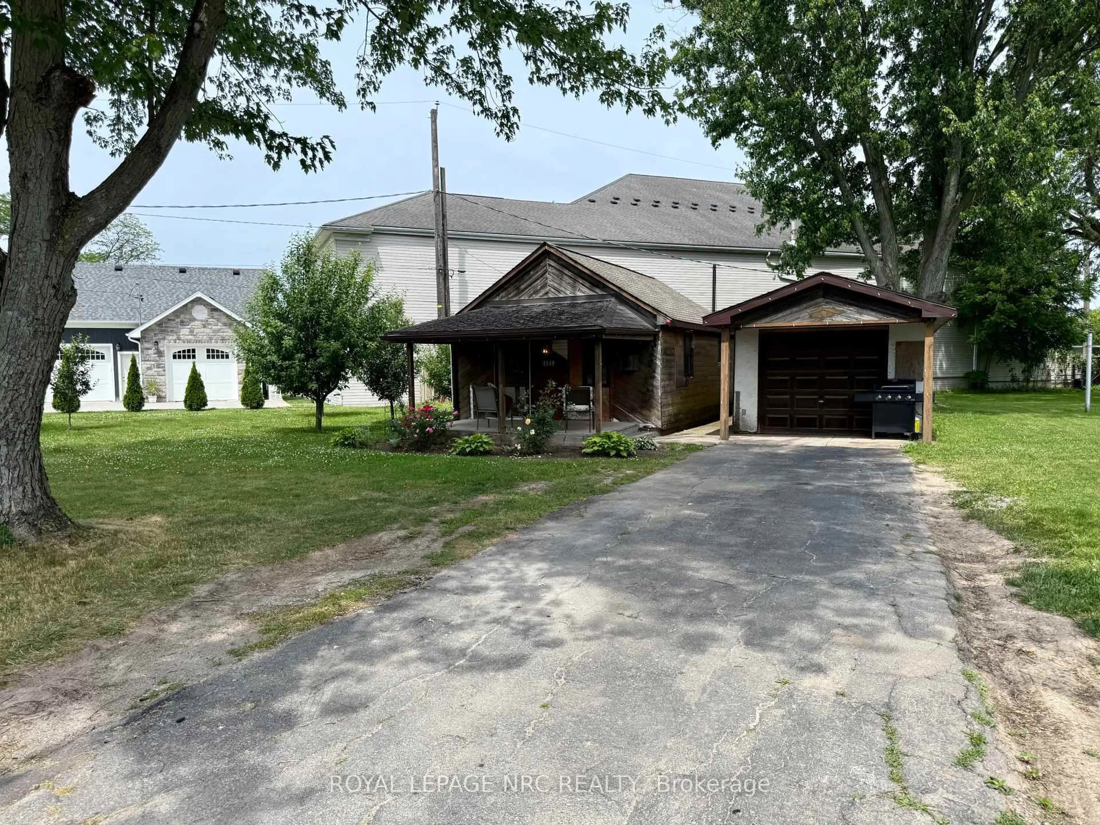 A pic from outside/outdoor area/front of a property/back of a property/a pic from drone, street for 4149 Welland St, Niagara Falls Ontario L2G 6J9