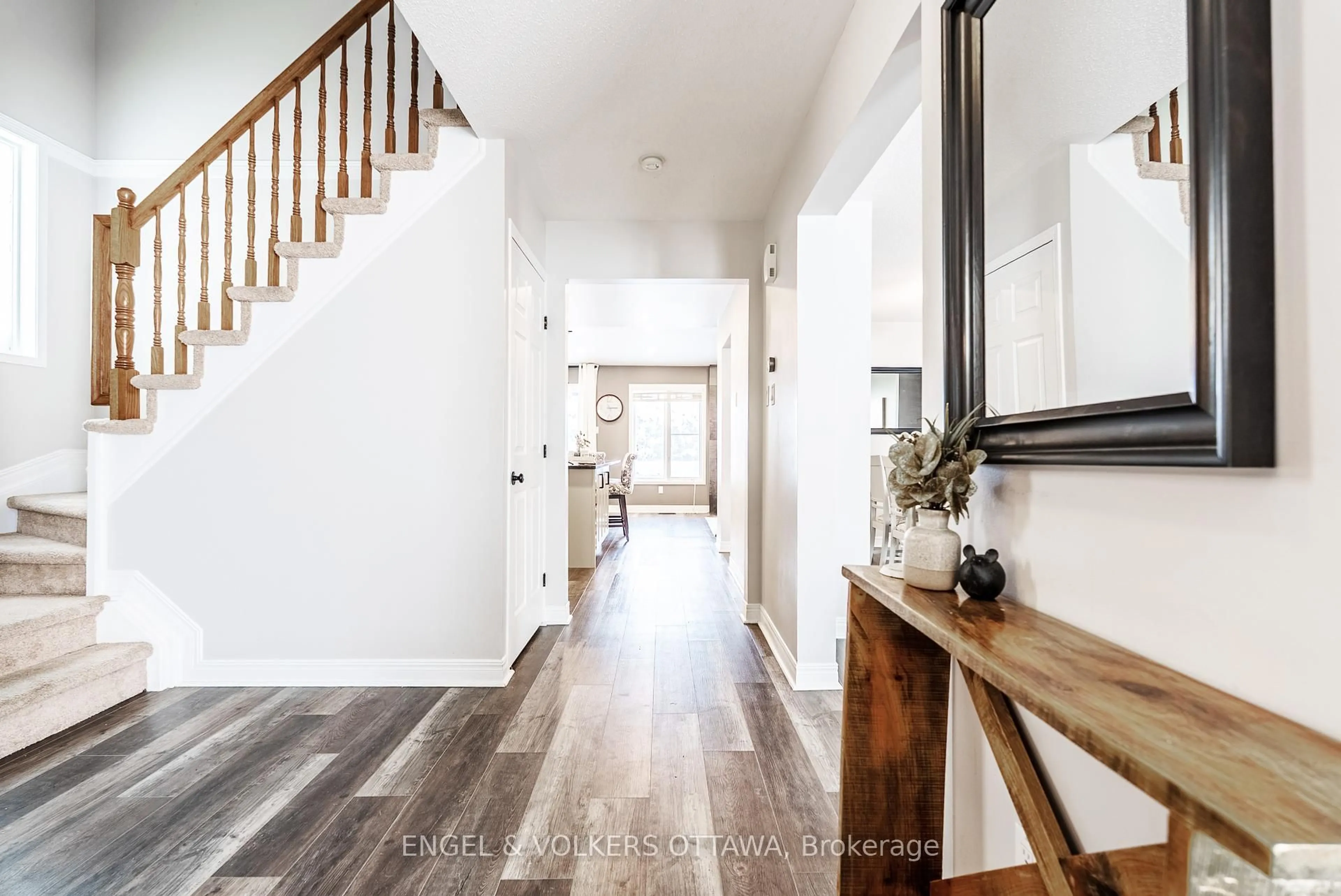Indoor entryway for 18 Avonhurst Ave, Ottawa Ontario K2J 4K9
