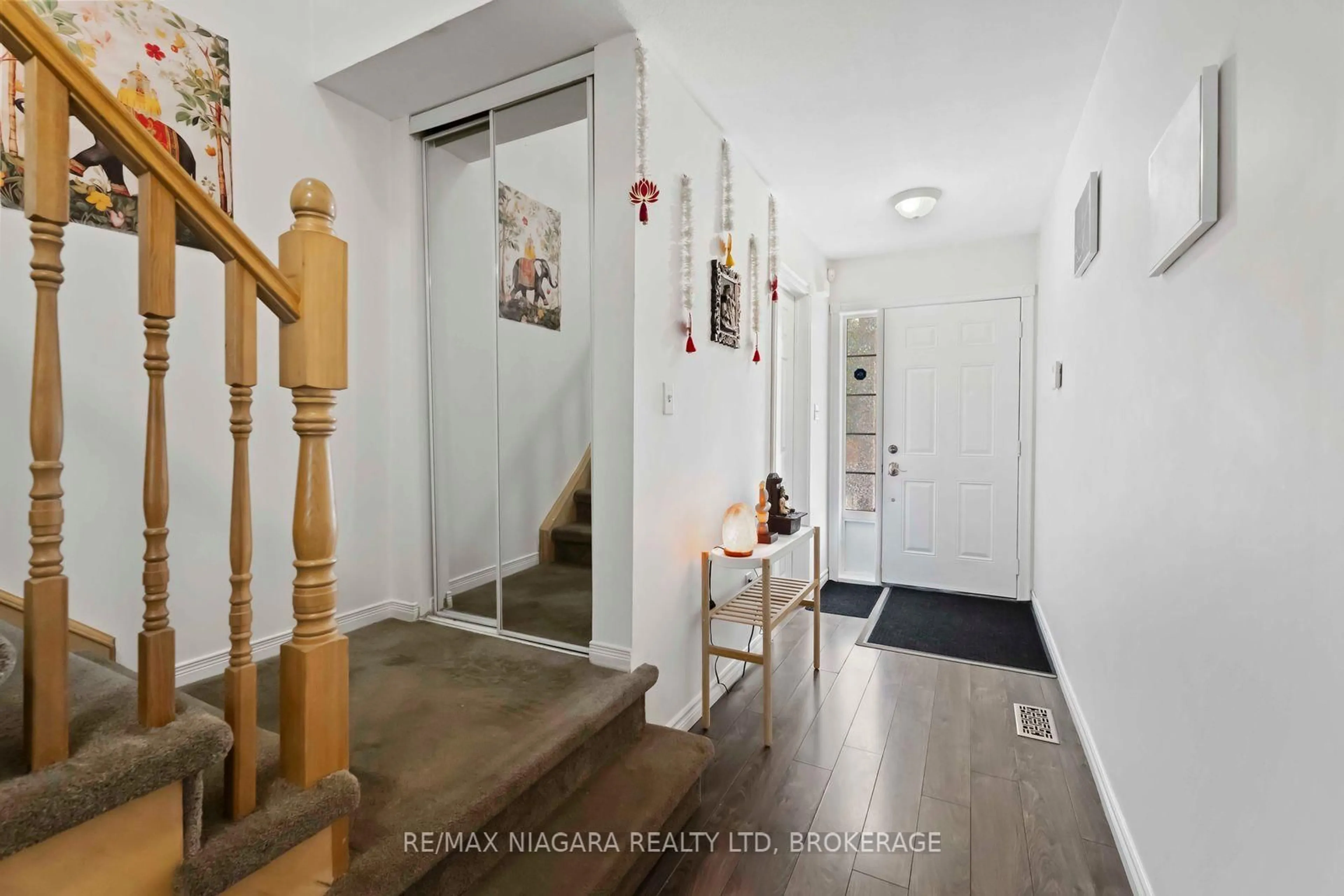 Indoor entryway for 9 LAKESHORE Rd #2, St. Catharines Ontario L2N 2S7