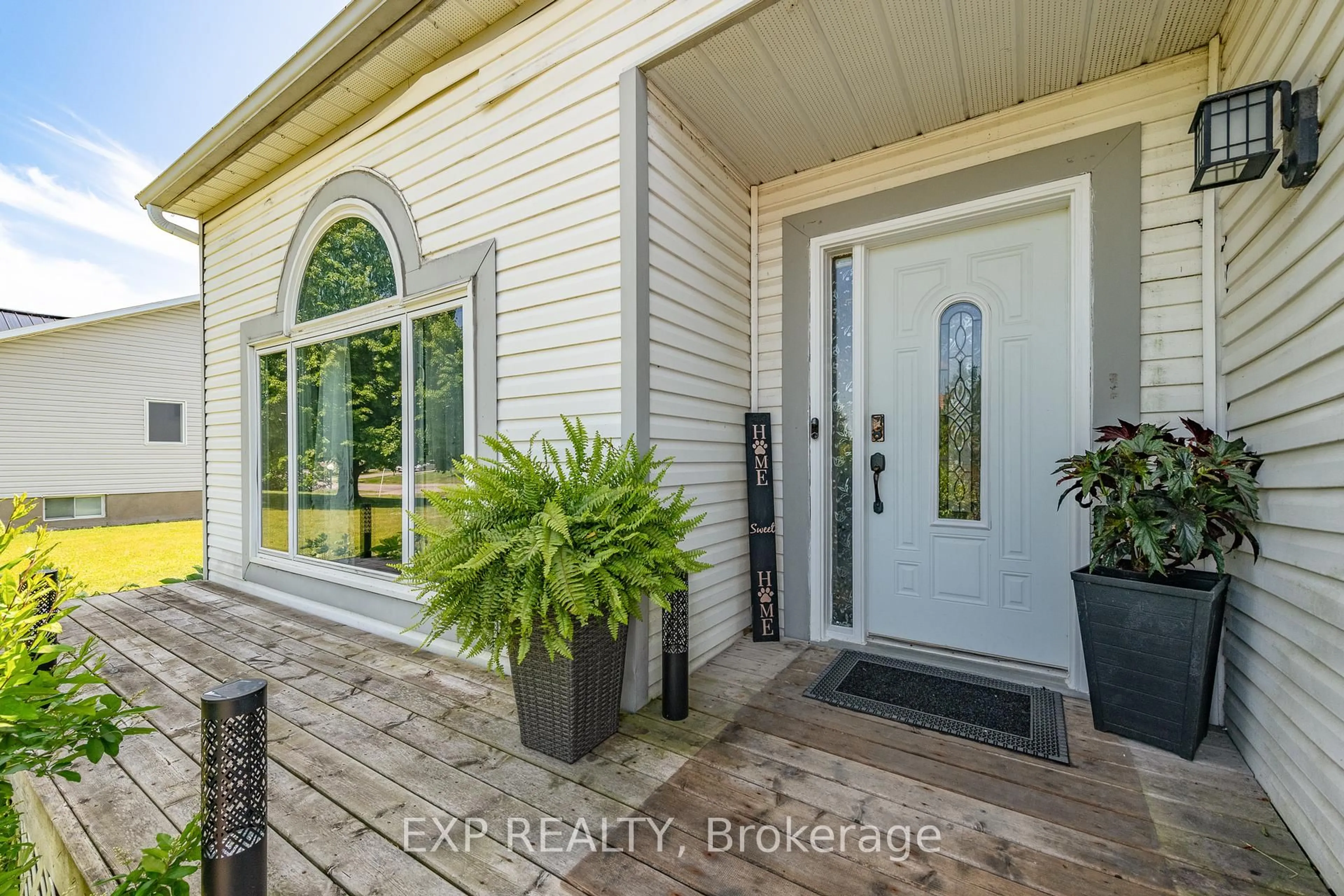 Indoor entryway for 2721 Glen St, Metcalfe Ontario K0A 2P0