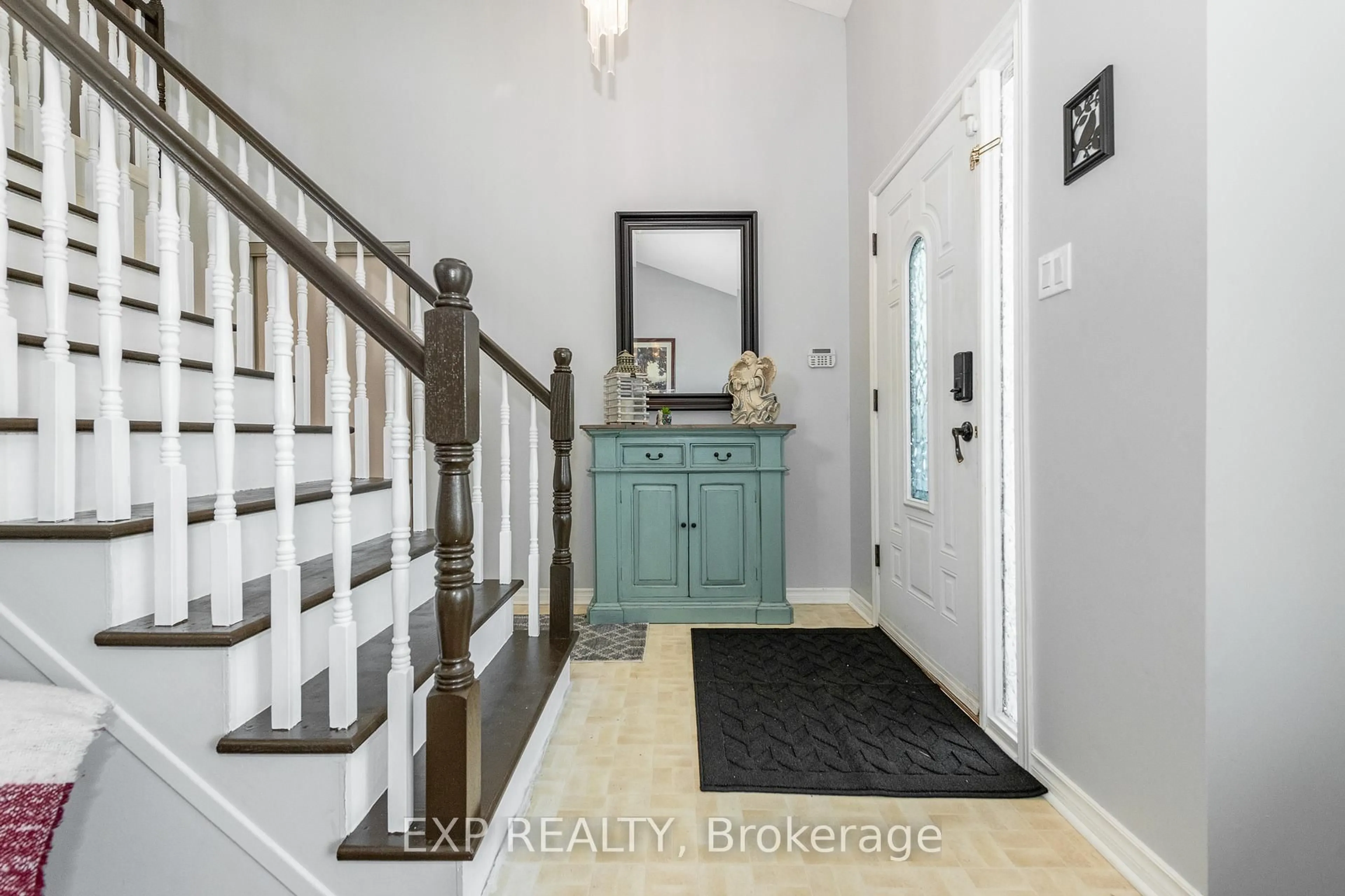 Indoor entryway for 2721 Glen St, Metcalfe Ontario K0A 2P0