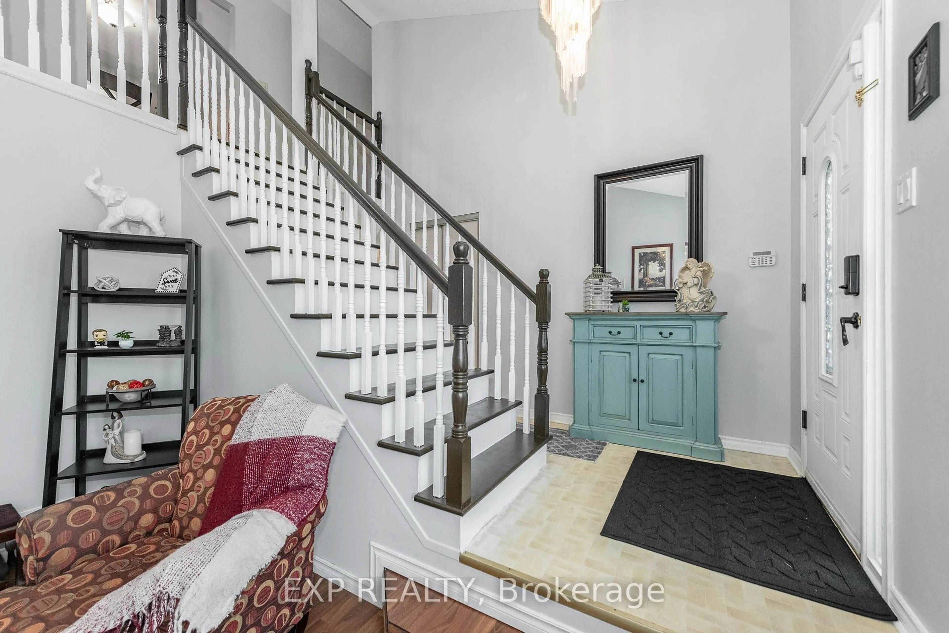 Indoor foyer for 2721 Glen St, Metcalfe Ontario K0A 2P0