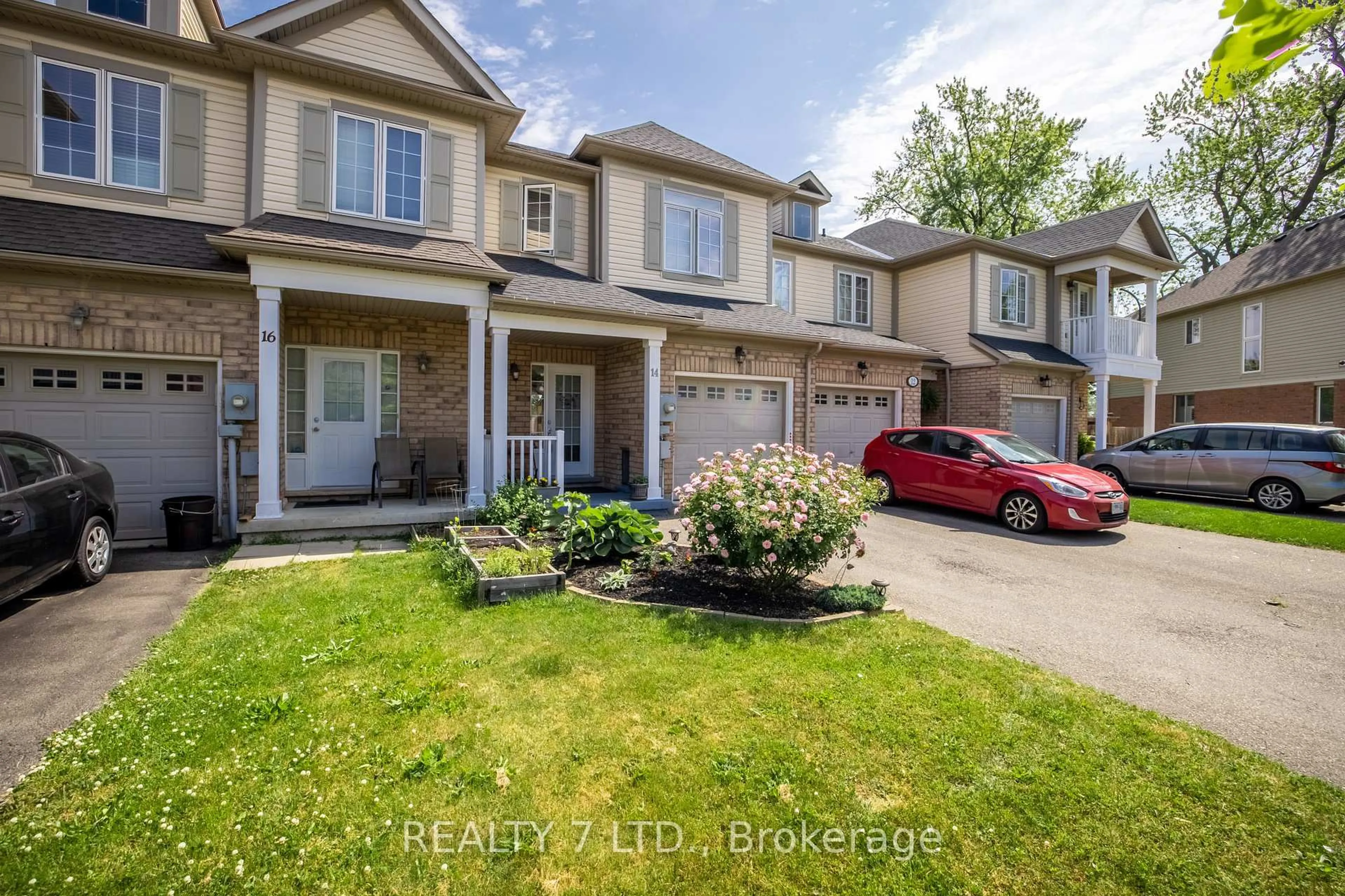 A pic from outside/outdoor area/front of a property/back of a property/a pic from drone, street for 14 CHLOE St, St. Catharines Ontario L2P 0A6