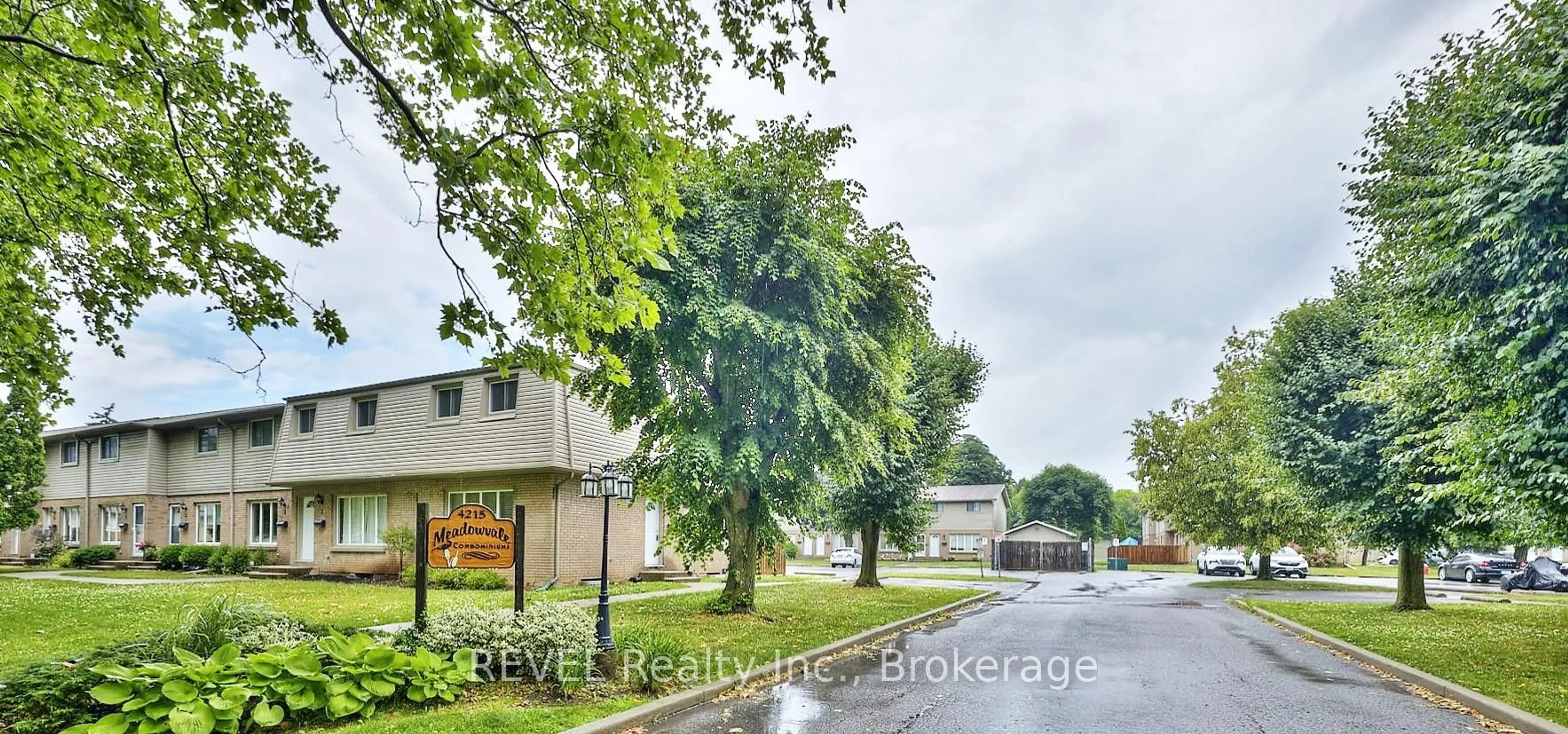 Blurry image for 4215 Meadowvale Dr #1, Niagara Falls Ontario L2E 5W8