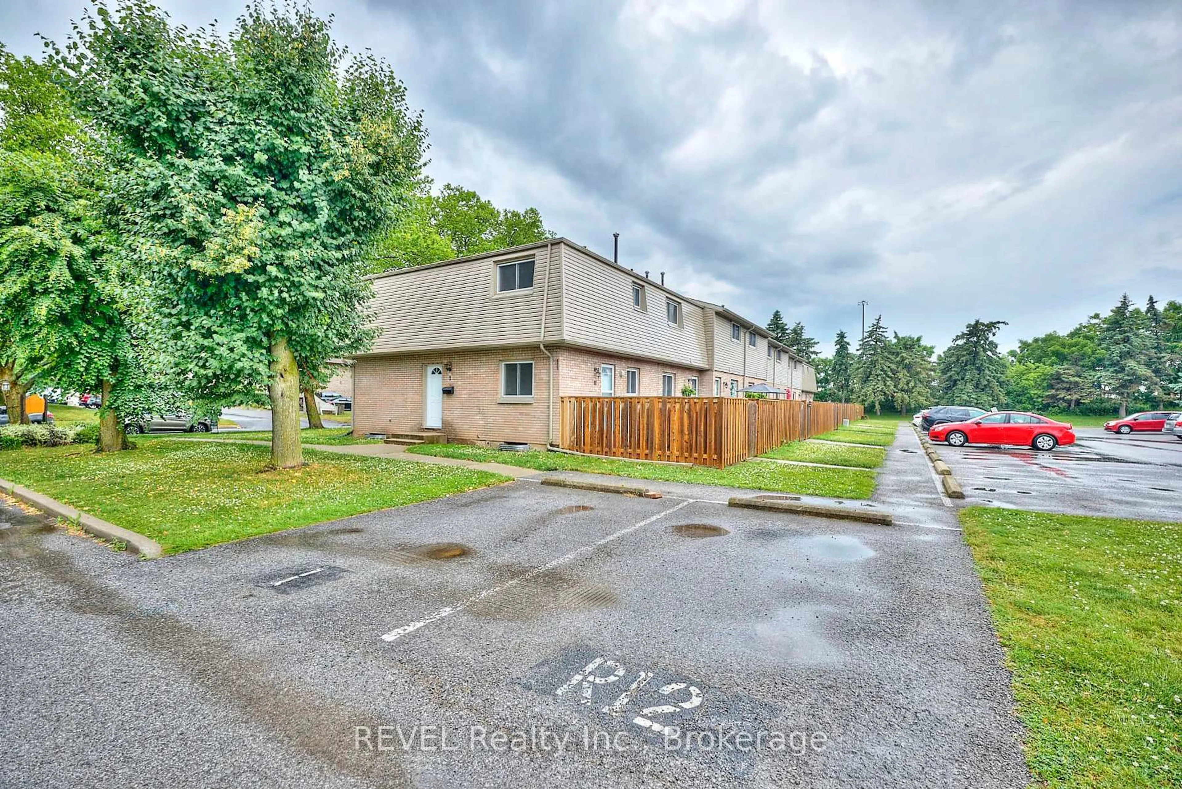 A pic from outside/outdoor area/front of a property/back of a property/a pic from drone, street for 4215 Meadowvale Dr #1, Niagara Falls Ontario L2E 5W8