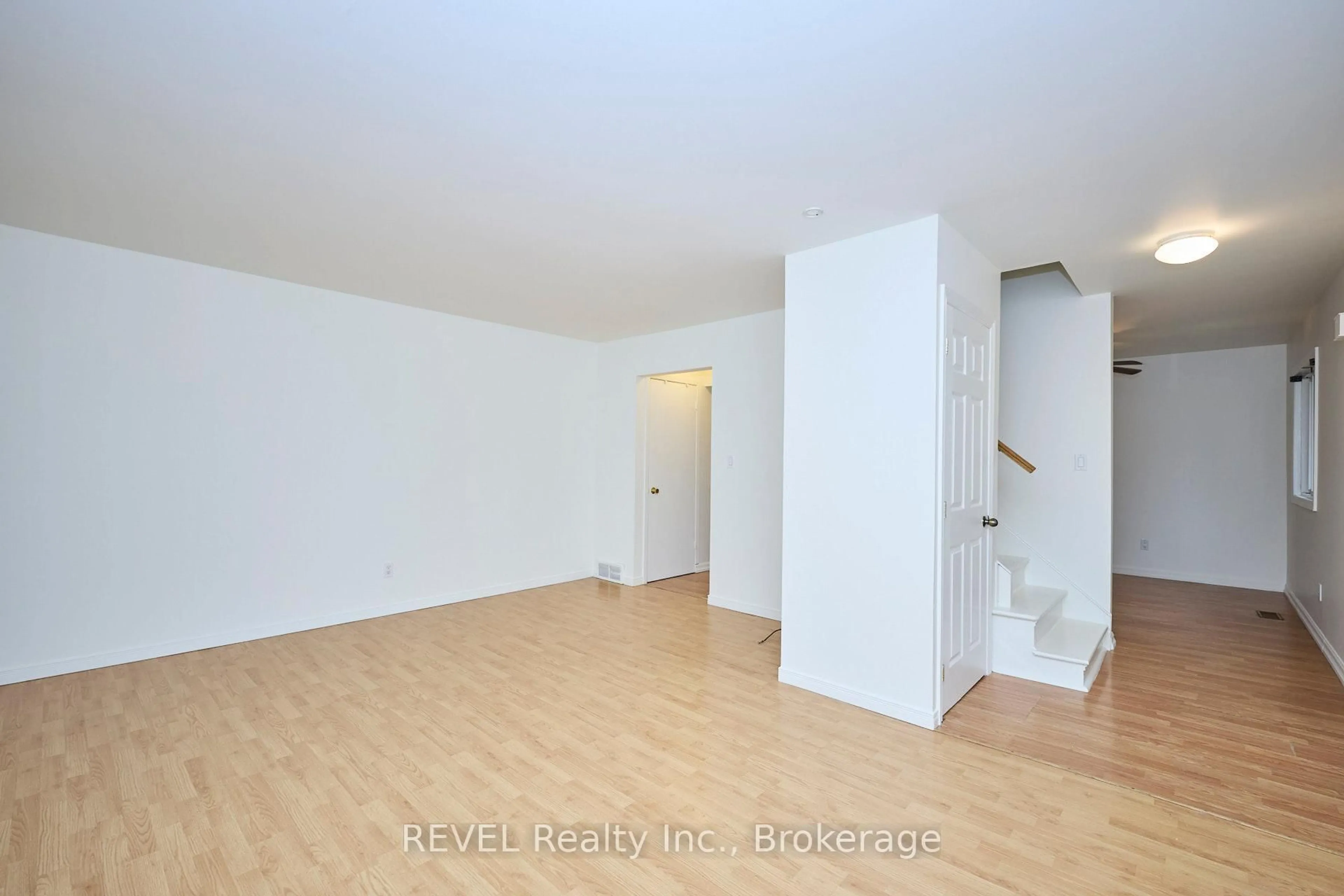 A pic of a room for 4215 Meadowvale Dr #1, Niagara Falls Ontario L2E 5W8