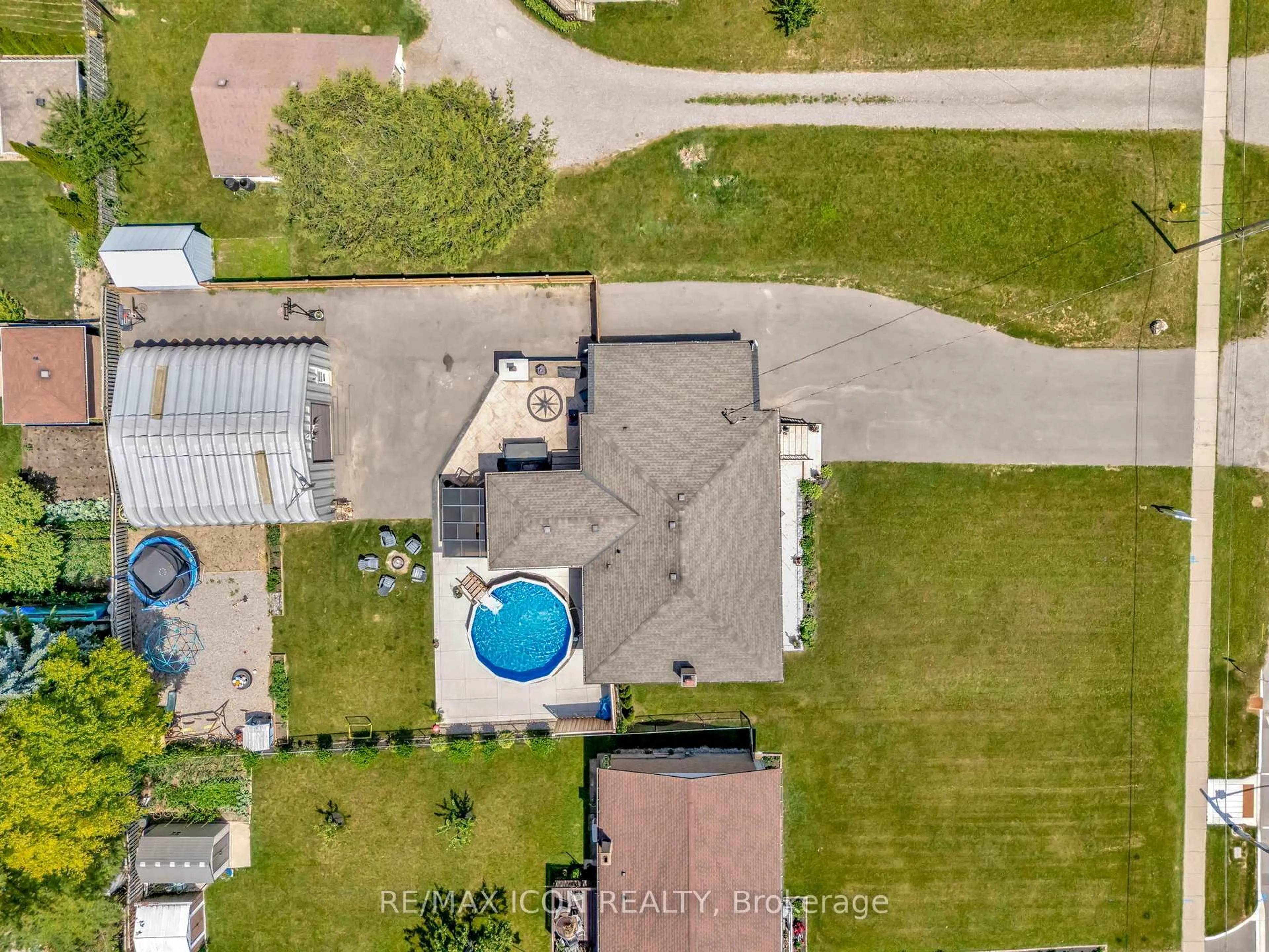 A pic from outside/outdoor area/front of a property/back of a property/a pic from drone, street for 192 Myers Rd, Cambridge Ontario N1R 7H1